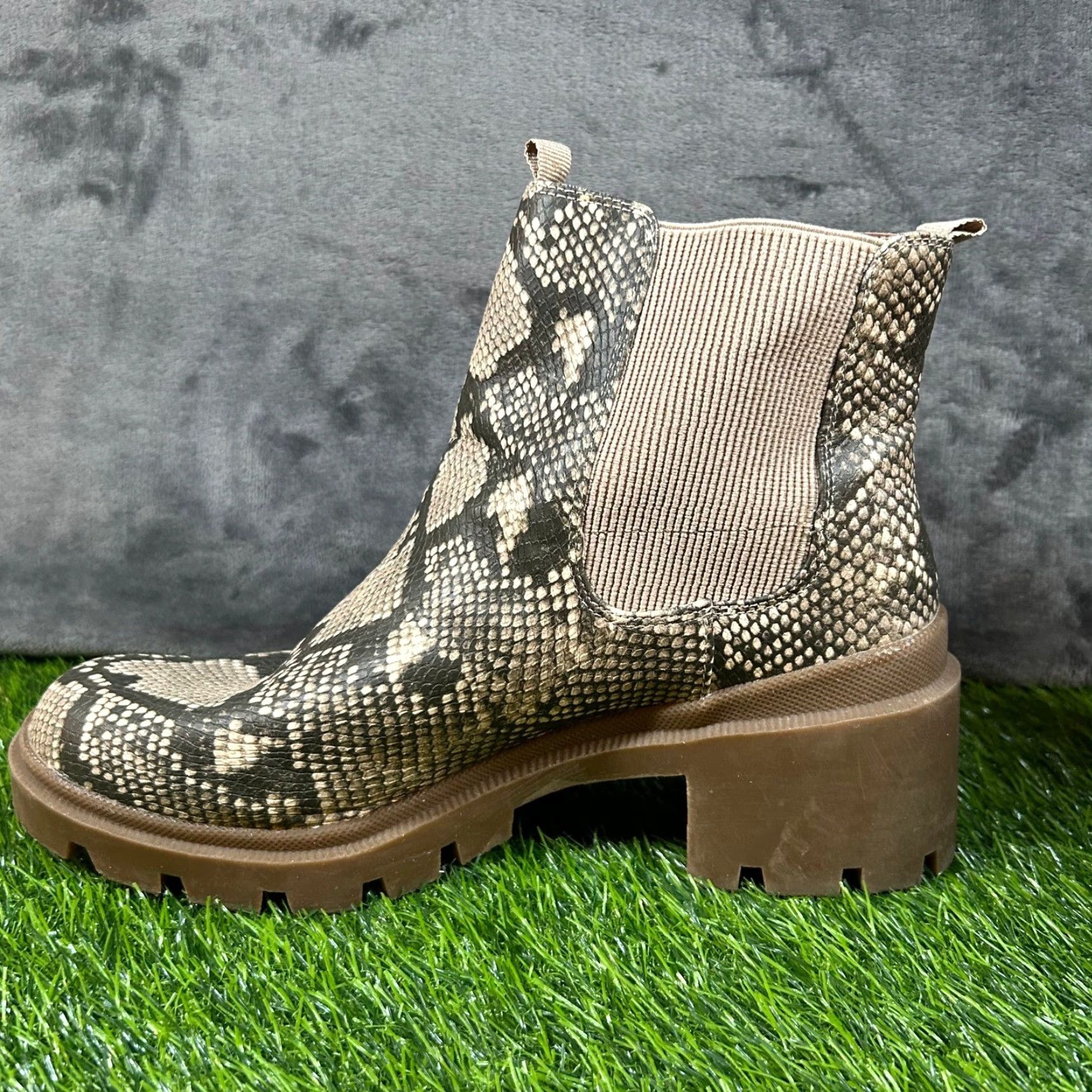Vintage VINTAGE? No. Universal Thread Snakeskin Ankle Boots Lug Sole Chelsea Booties Womens Size 11 Size US 11 / IT 41 - 4 Thumbnail