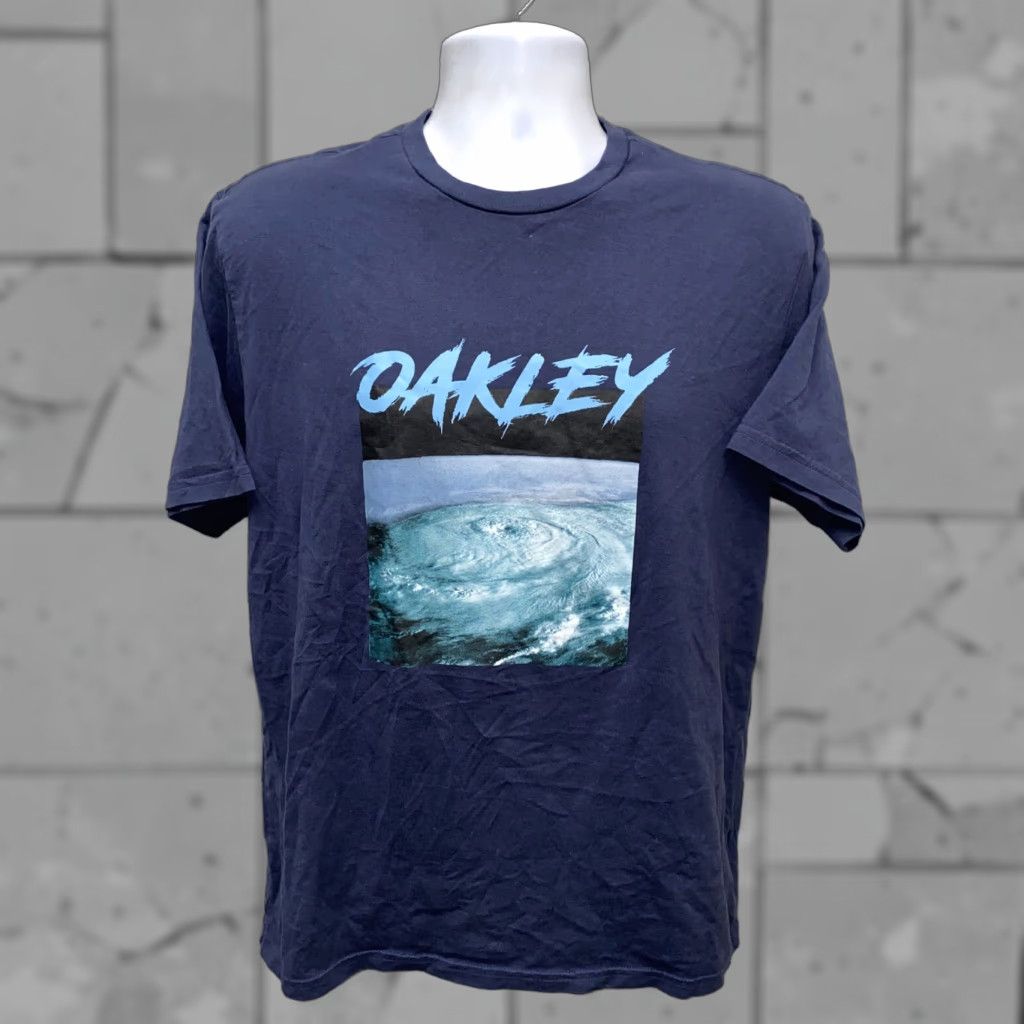 Oakley VINTAGE? No, Oakley Mens T-Shirt Blue Regular Fit Short Sleeve Size L 22 in Armpit Men Shirt Size US L / EU 52-54 / 3 - 1 Thumbnail