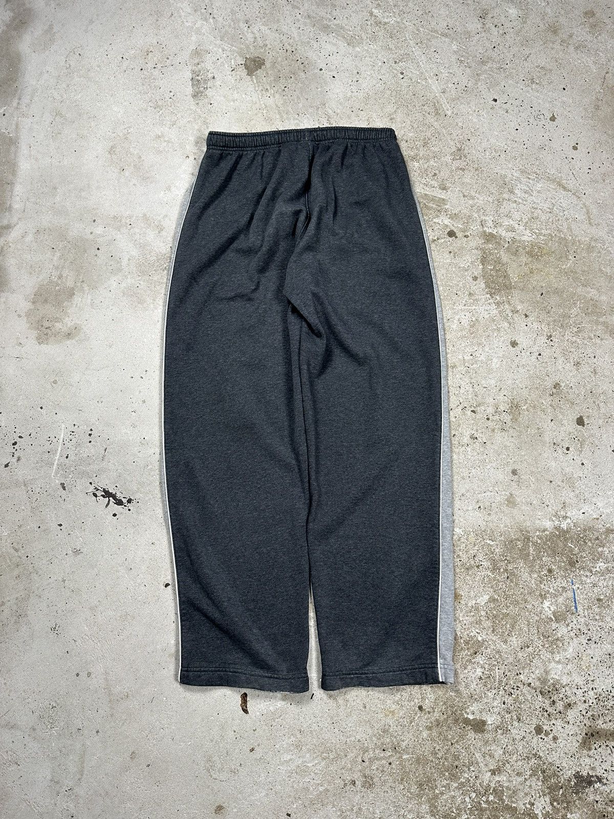 Nike ‼️ Vintage y2k Nike Grey Sweatpants Swoosh Striped Size US 32 / EU 48 - 2 Thumbnail