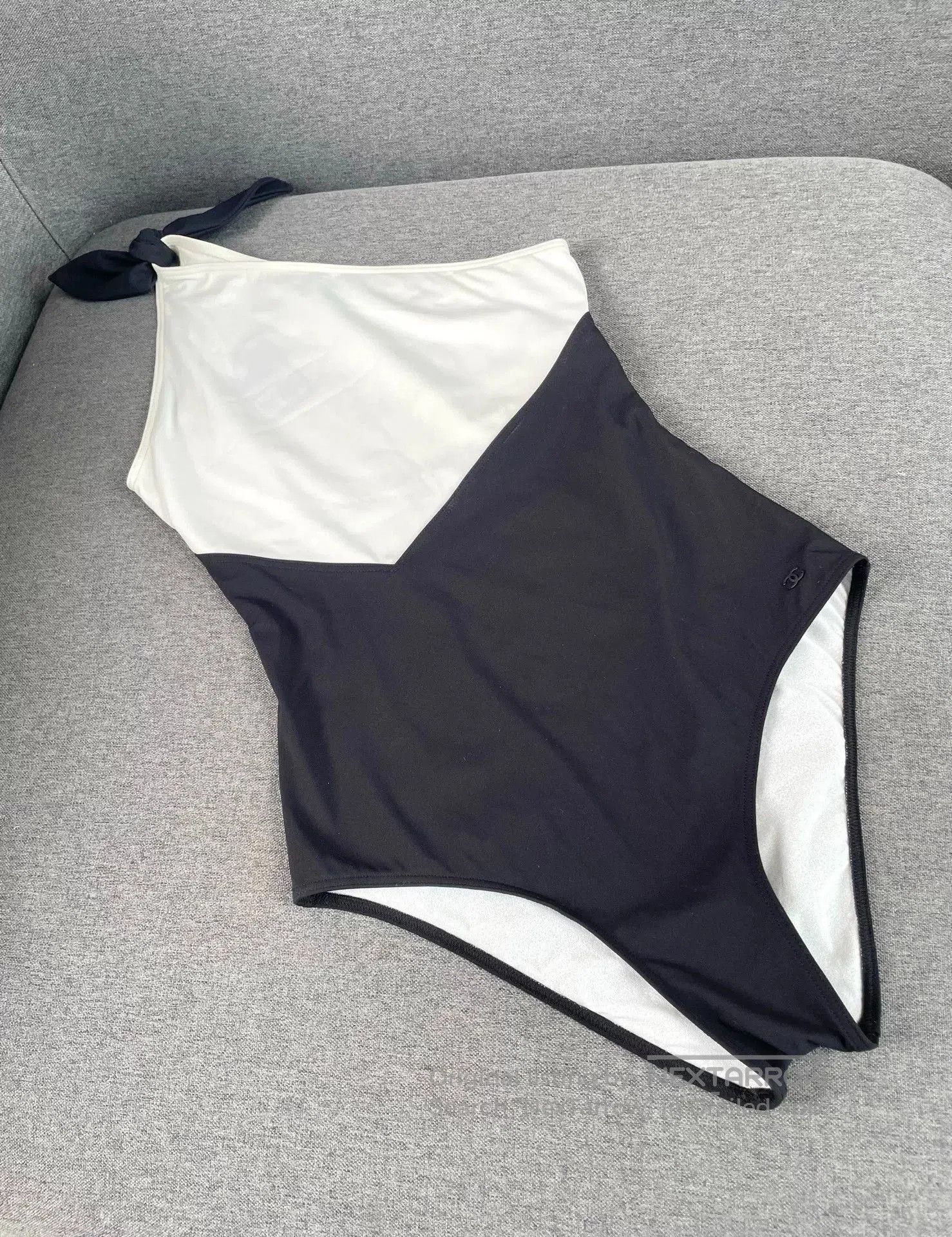 Chanel Chanel Black White Colorblock One. Size XXS / US 00 / IT 34 - 1 Thumbnail