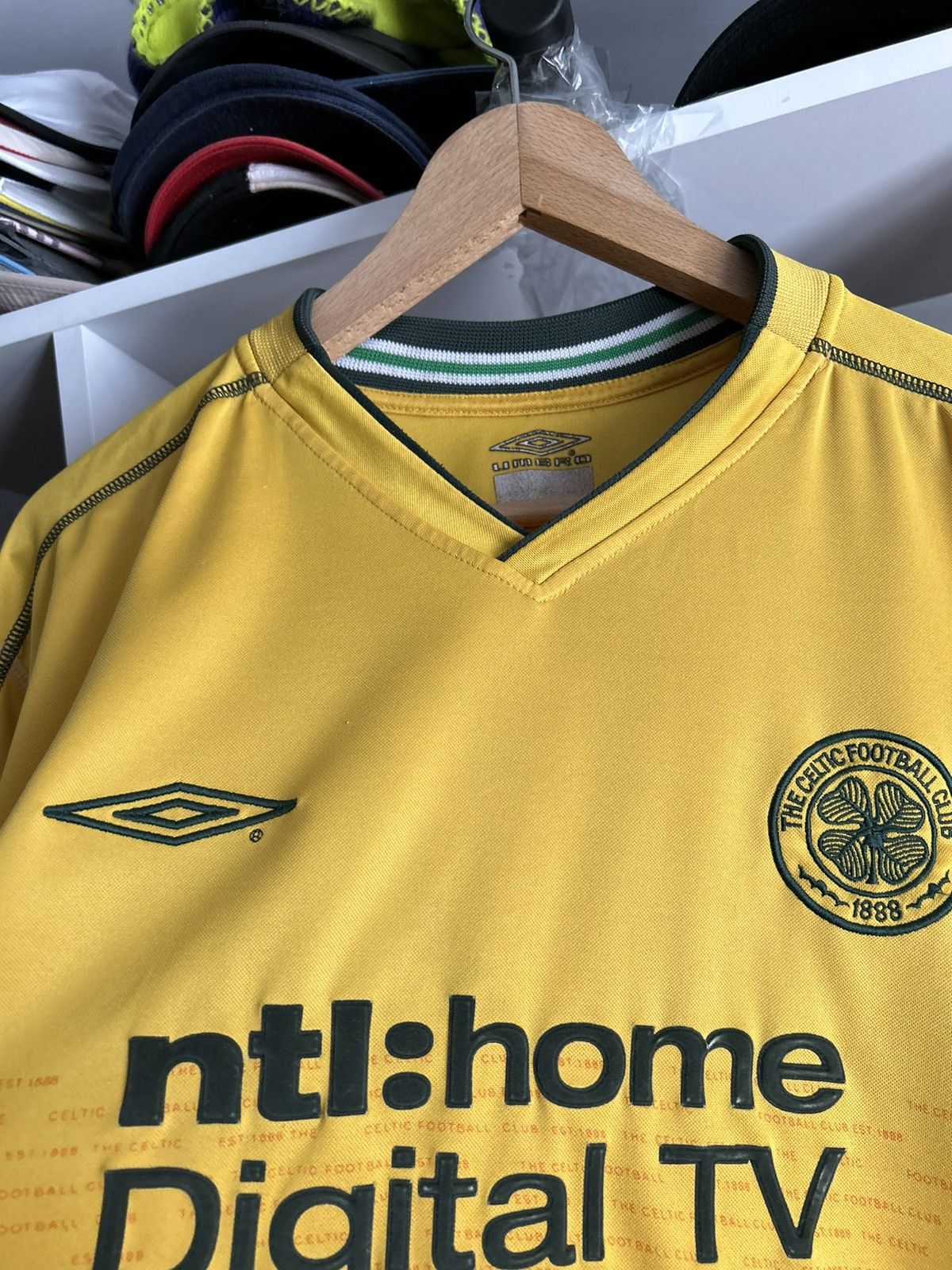 Umbro × Vintage Celtic 2002/03 away Umbro soccer jersey Size US XL / EU 56 / 4 - 6 Thumbnail