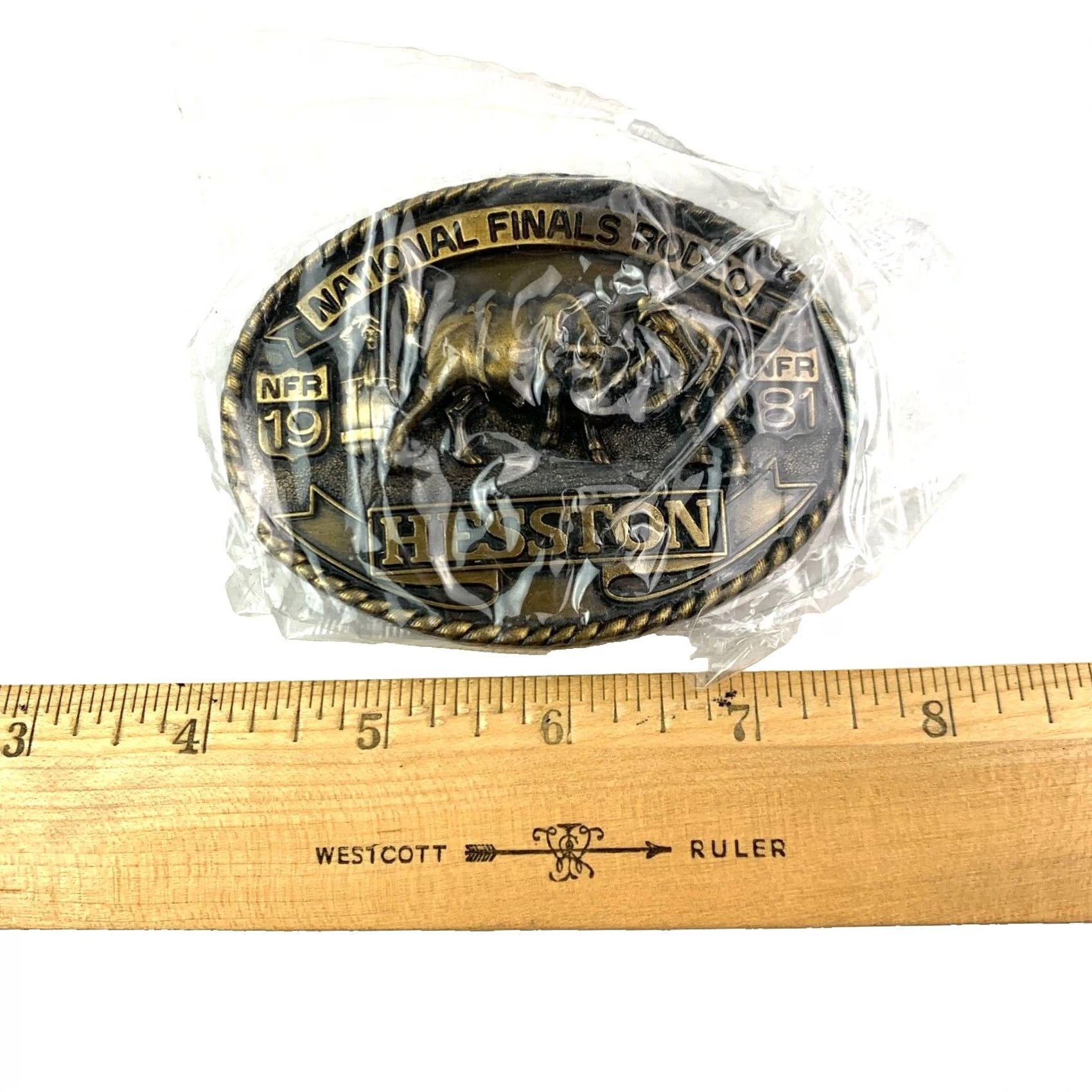 Vintage VINTAGE 1981 Hesston Rodeo NFR Metal Belt Buckle PRCA Cowboy Western Adult Unisex 1980s NFR Collector's Belt Buckle Size ONE SIZE - 4 Thumbnail
