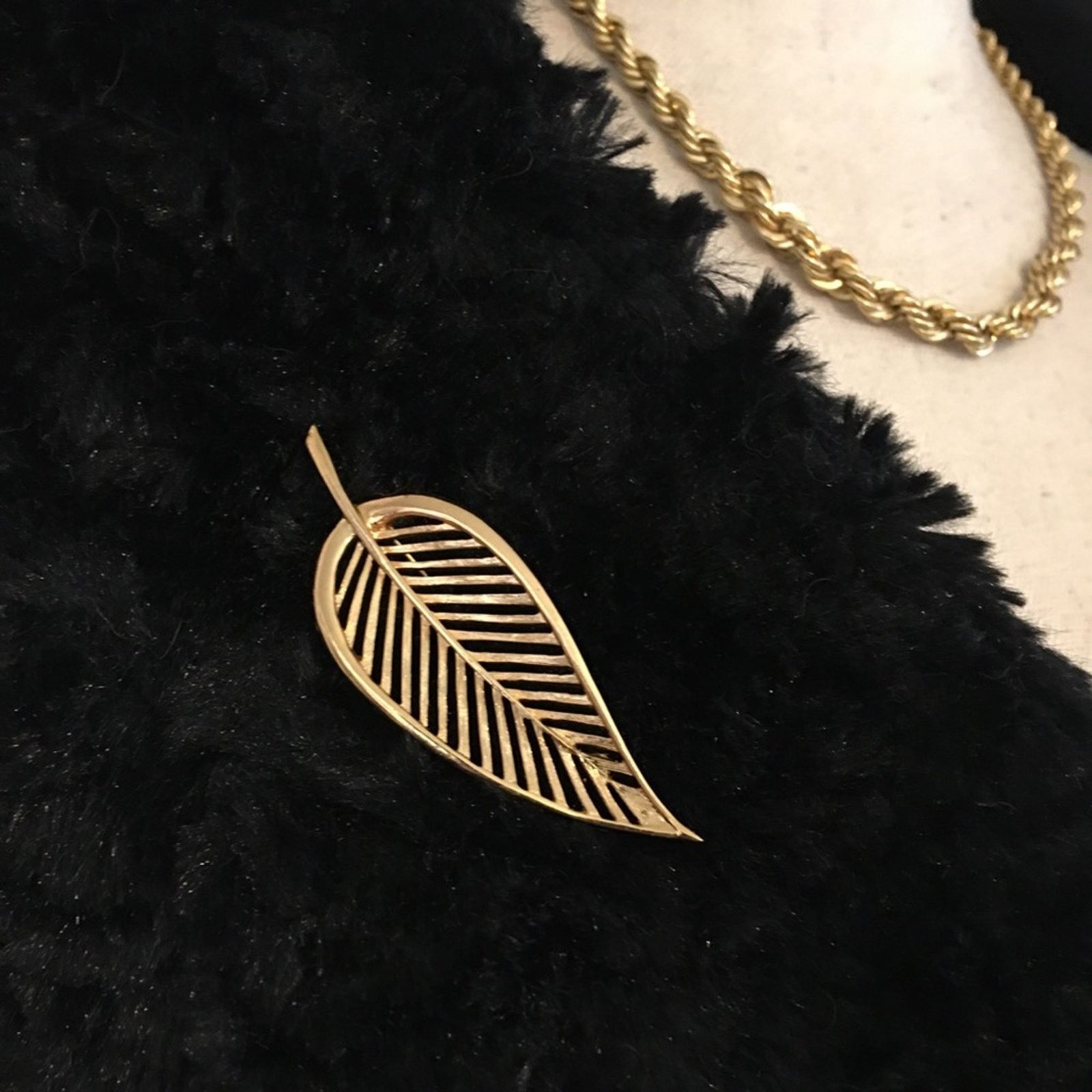 Monet Vintage Monet gold tone leaf brooch pin signed Size ONE SIZE - 1 Thumbnail