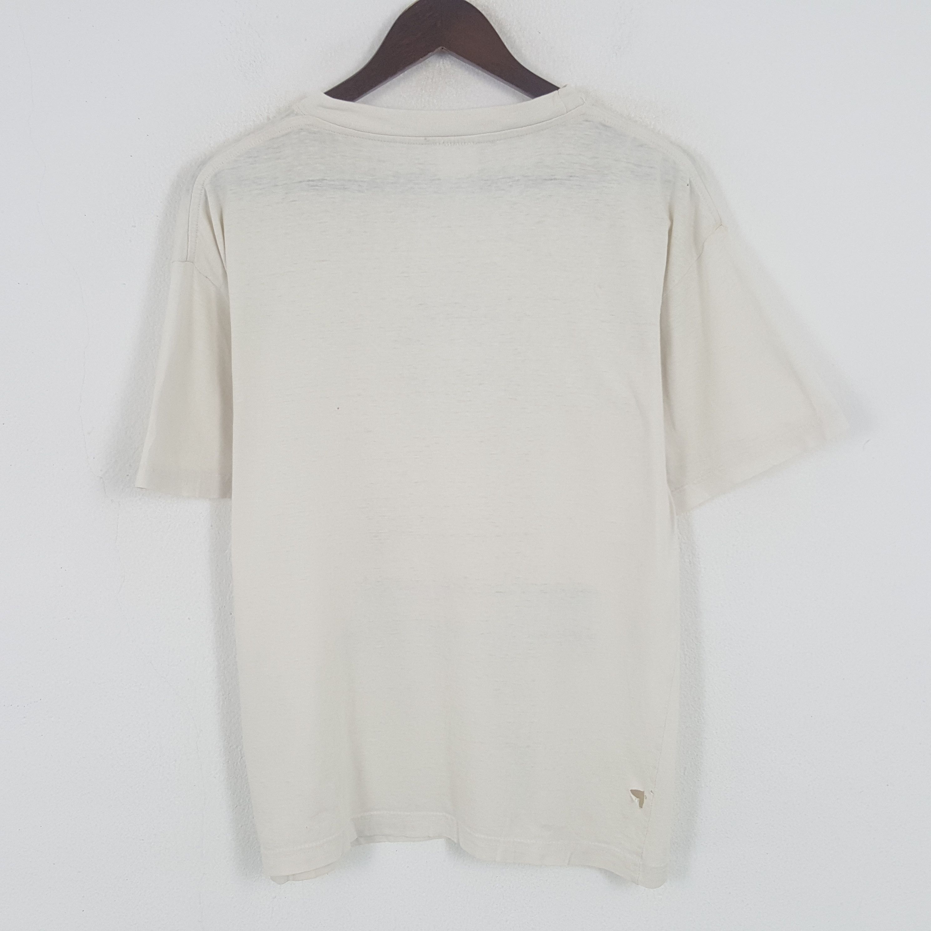 Vintage Vintage Raul Real Madrid Football Club Tshirt Size US L / EU 52-54 / 3 - 3 Thumbnail