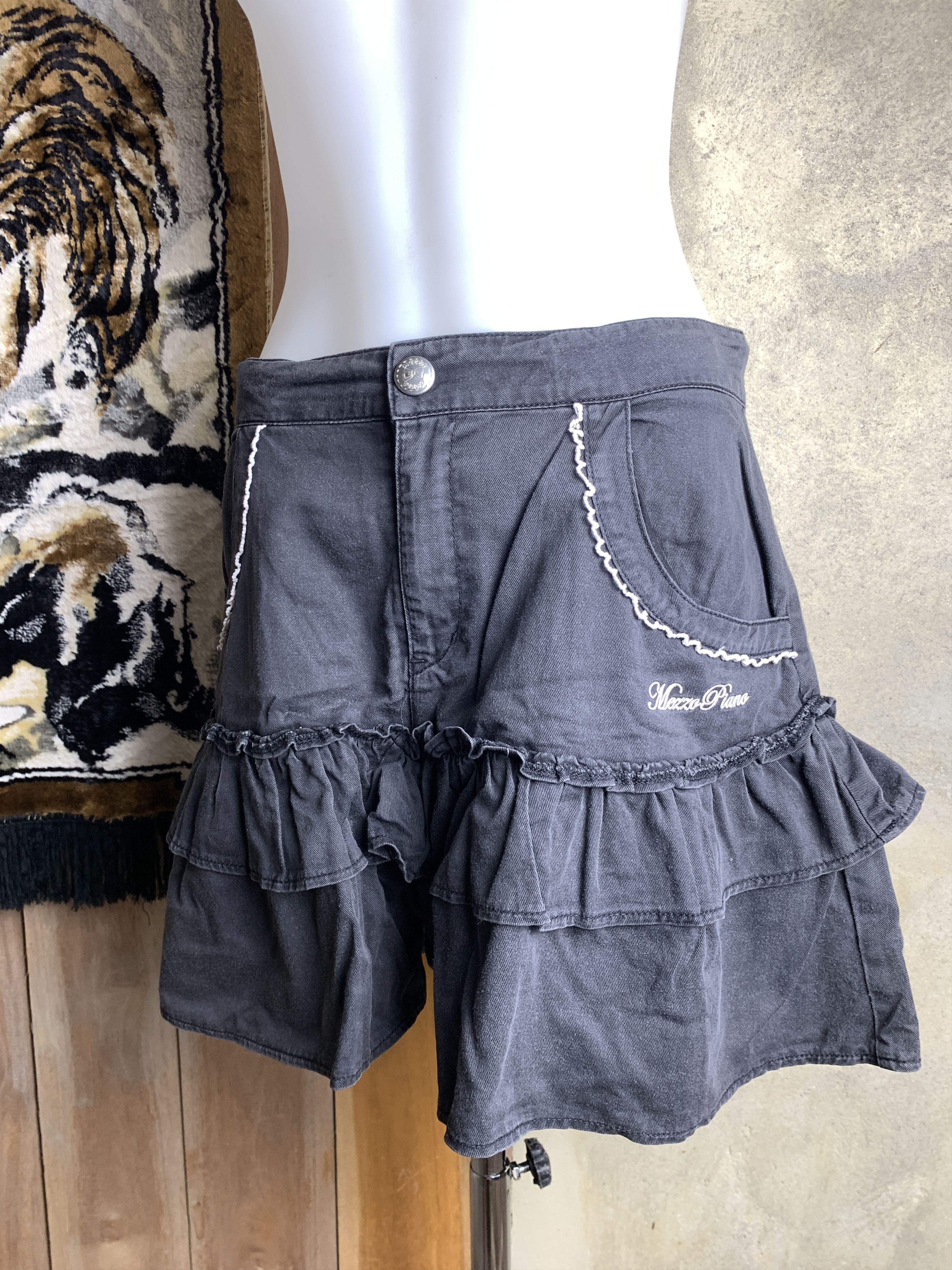 Angel Blue Mezzo Piano Crystals Black Ruffle Shorts (28) Size 28" / US 6 / IT 42 - 2 Thumbnail