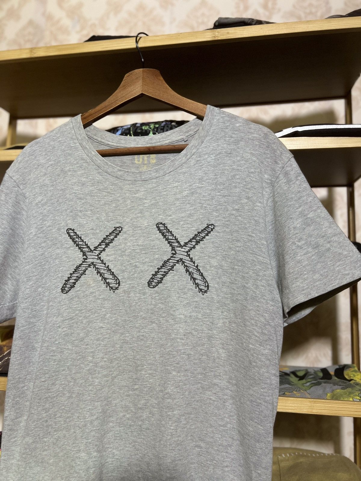 Japanese Brand Kaws Uniqlo Back Graphics Design Size US M / EU 48-50 / 2 - 4 Thumbnail