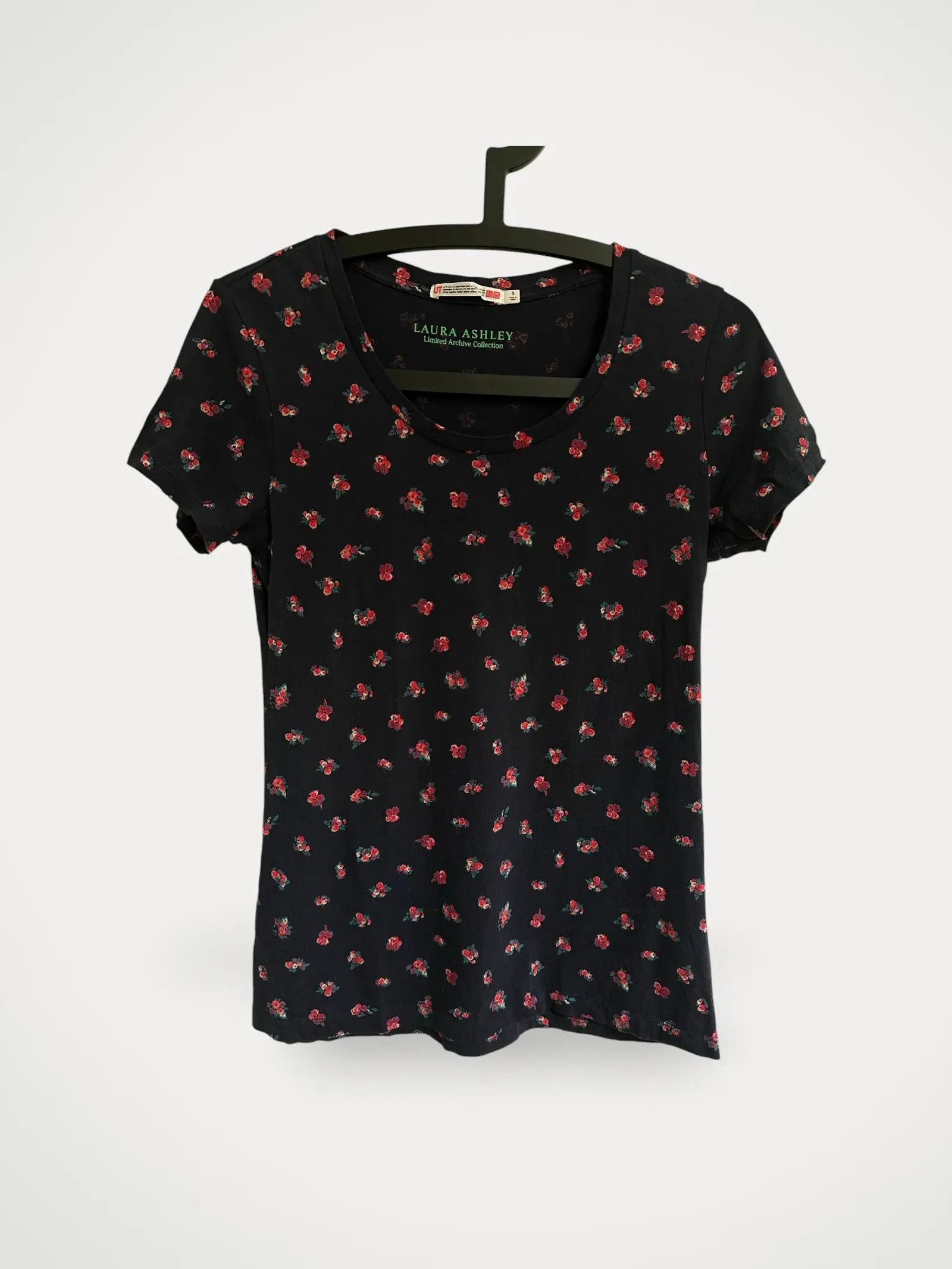 Uniqlo Laura Ashley Exlusive Collection Uniqlo Short Sleeve T-shirt Size S / US 4 / IT 40 - 1 Thumbnail