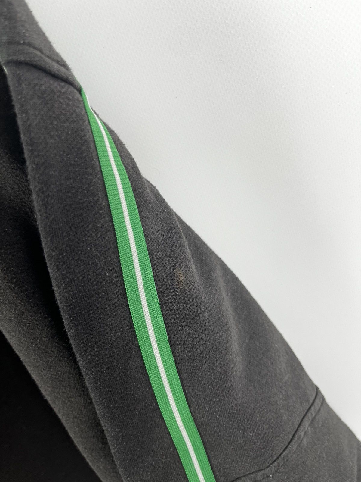 Umbro CELTIC 2004 FOOTBALL SOCCER SWEATSHIRT UMBRO sz M MEN BLACK Size US XL / EU 56 / 4 - 10 Thumbnail