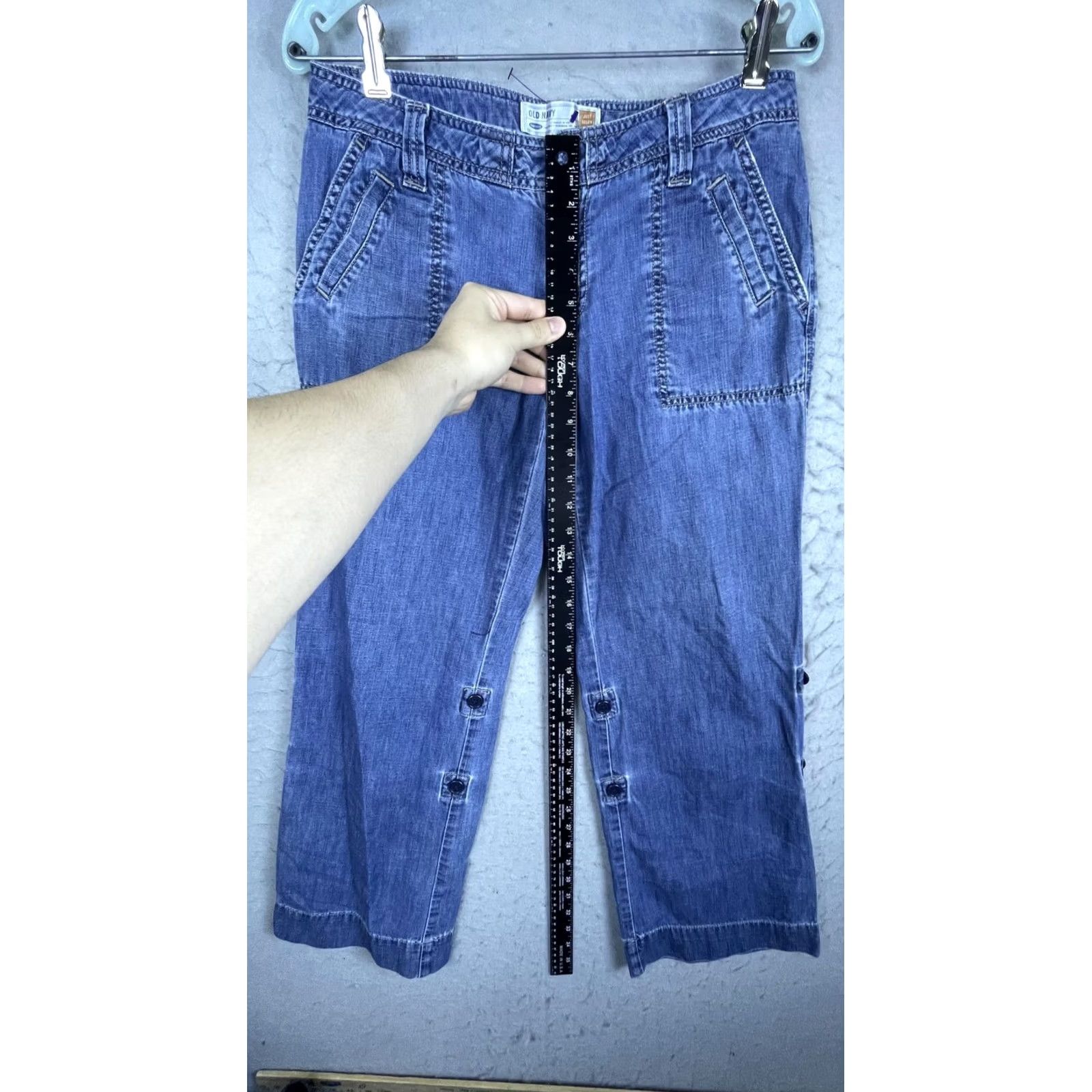 Old Navy Old Navy Womens Capri Pants Blue Denim Crop Just Below Waist Button Tab 6 Size 28" / US 6 / IT 42 - 3 Thumbnail