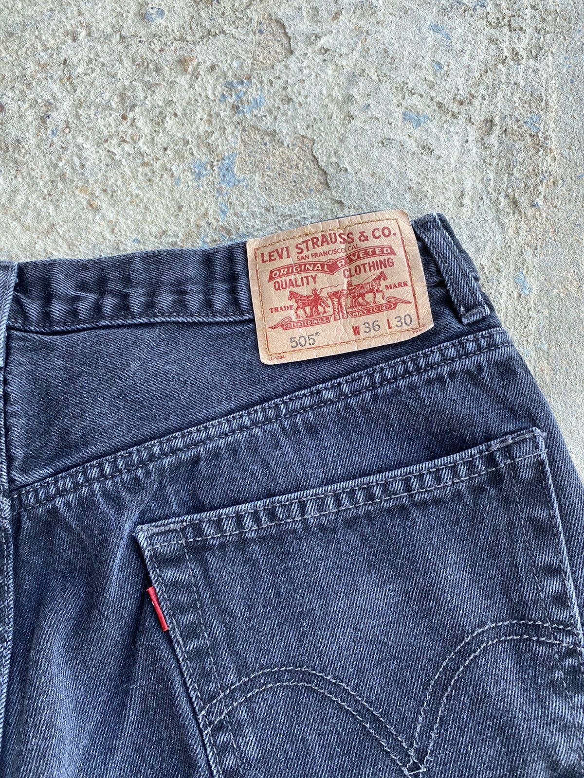 Levi's × Vintage VINTAGE Y2K LEVIS 505 BLACK DENIM REGULAR FIT JEANS Size US 34 / EU 50 - 3 Thumbnail