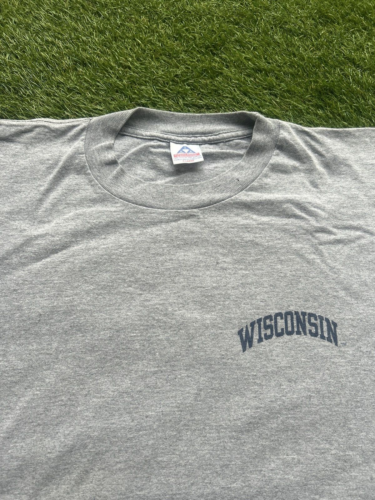 Vintage Vintage 90’s University of Wisconsin T-Shirt Size US XL / EU 56 / 4 - 1 Thumbnail