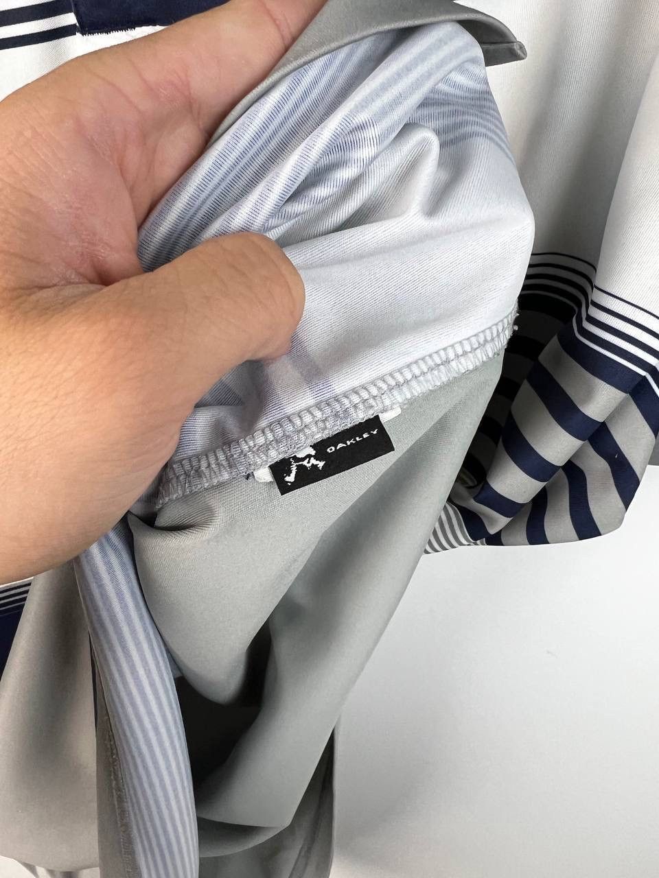 Vintage Oakley vintage center logo polo t-shirts size L Size US L / EU 52-54 / 3 - 4 Thumbnail