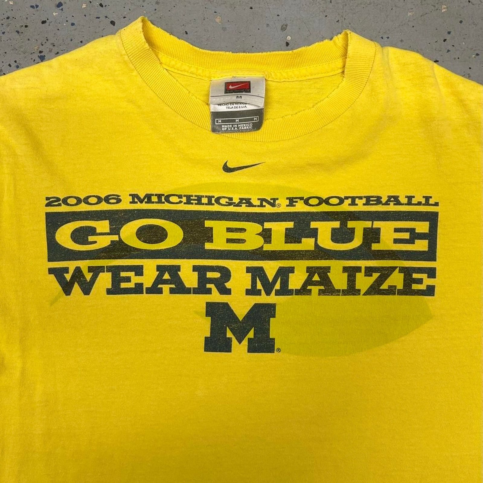 Nike 2006 Michigan Wolverines yellow and black Nike t-shirt Size US M / EU 48-50 / 2 - 2 Thumbnail