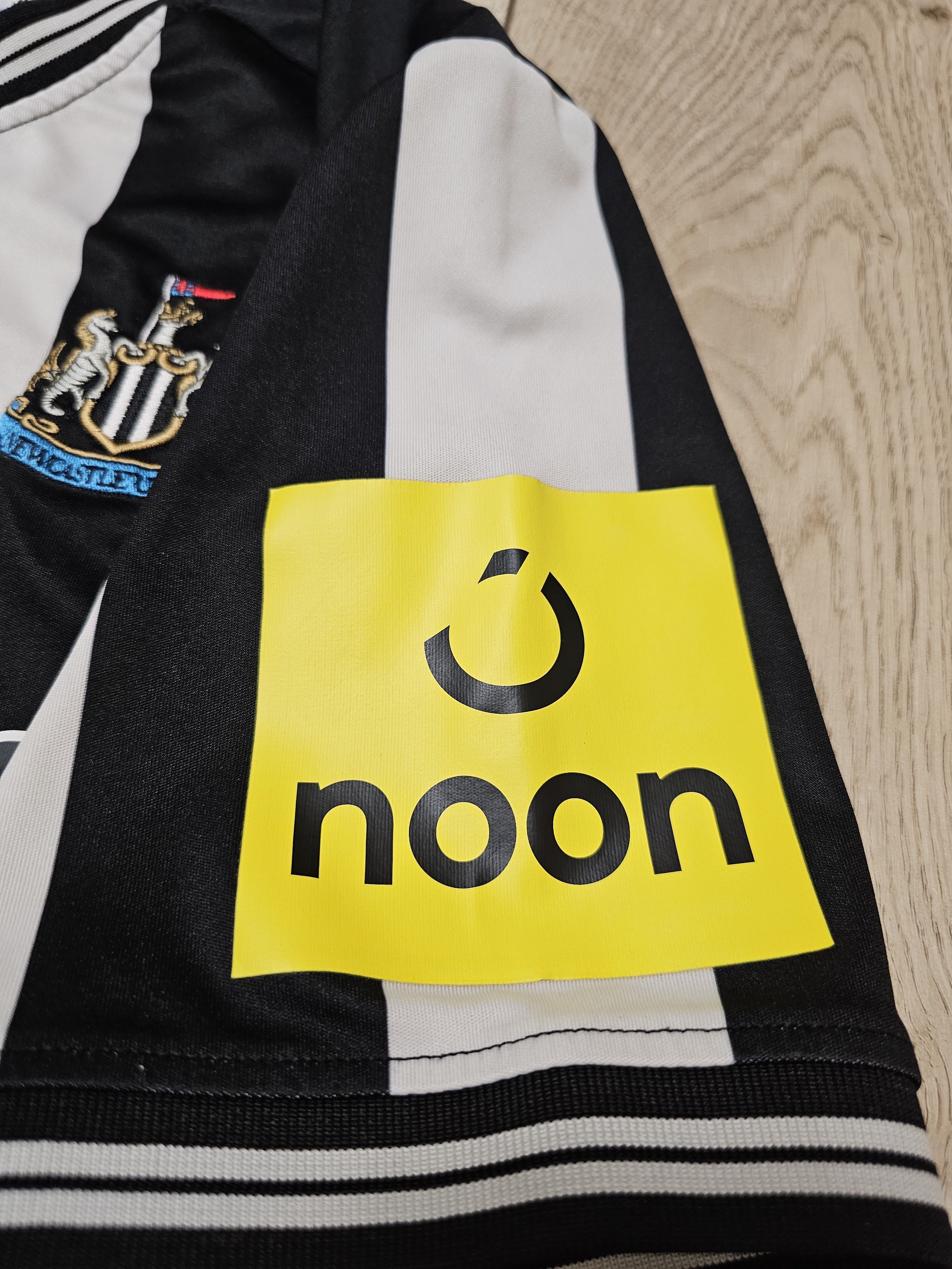 Other NEWCASTLE UNITED 2023 2024 HOME FOOTBALL SHIRT SOCCER JERSEY Size US XL / EU 56 / 4 - 6 Thumbnail