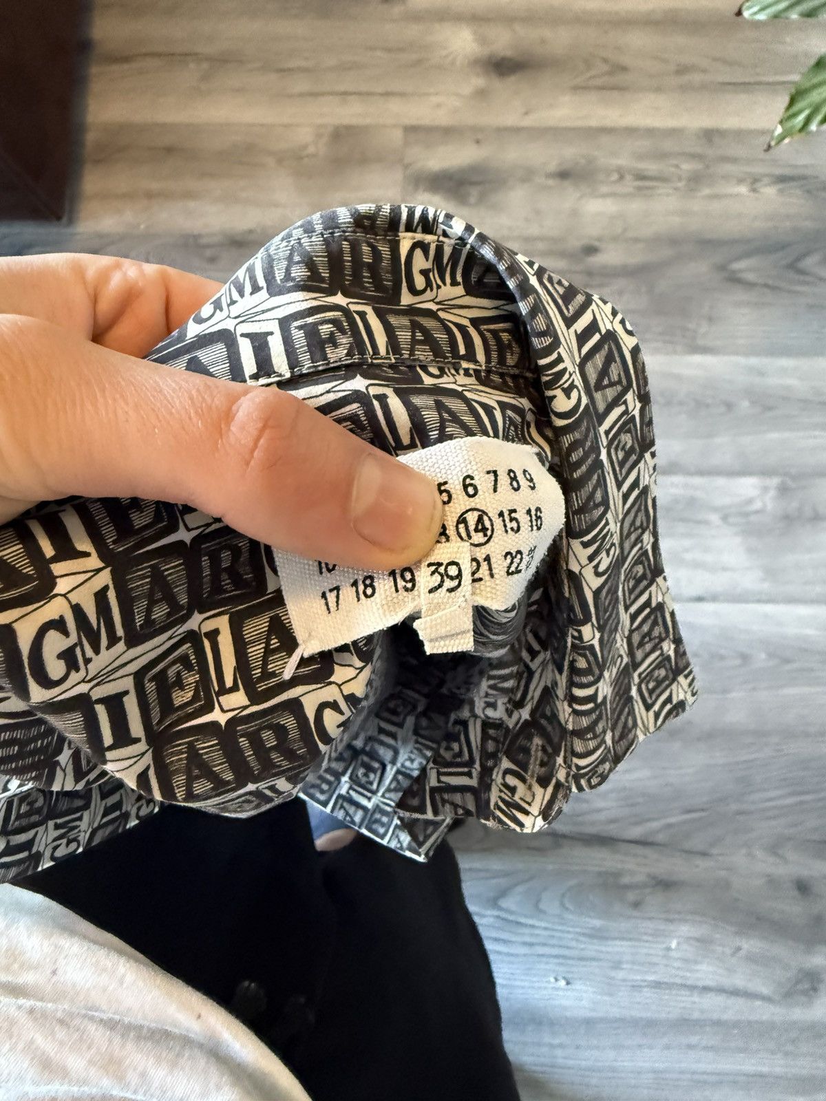 Maison Margiela Maison Margiela All-Over Logo Print Shirt – Size 39 Size US M / EU 48-50 / 2 - 11 Thumbnail