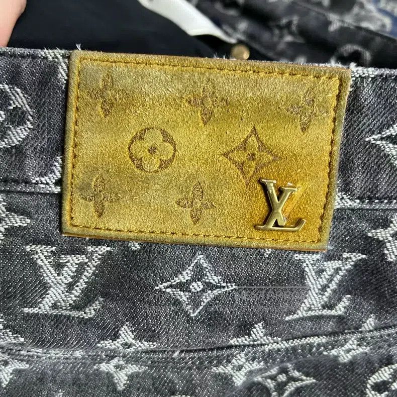 Louis Vuitton Louis Vuitton Logo-printed baggy jeans Size US 33 - 5 Thumbnail