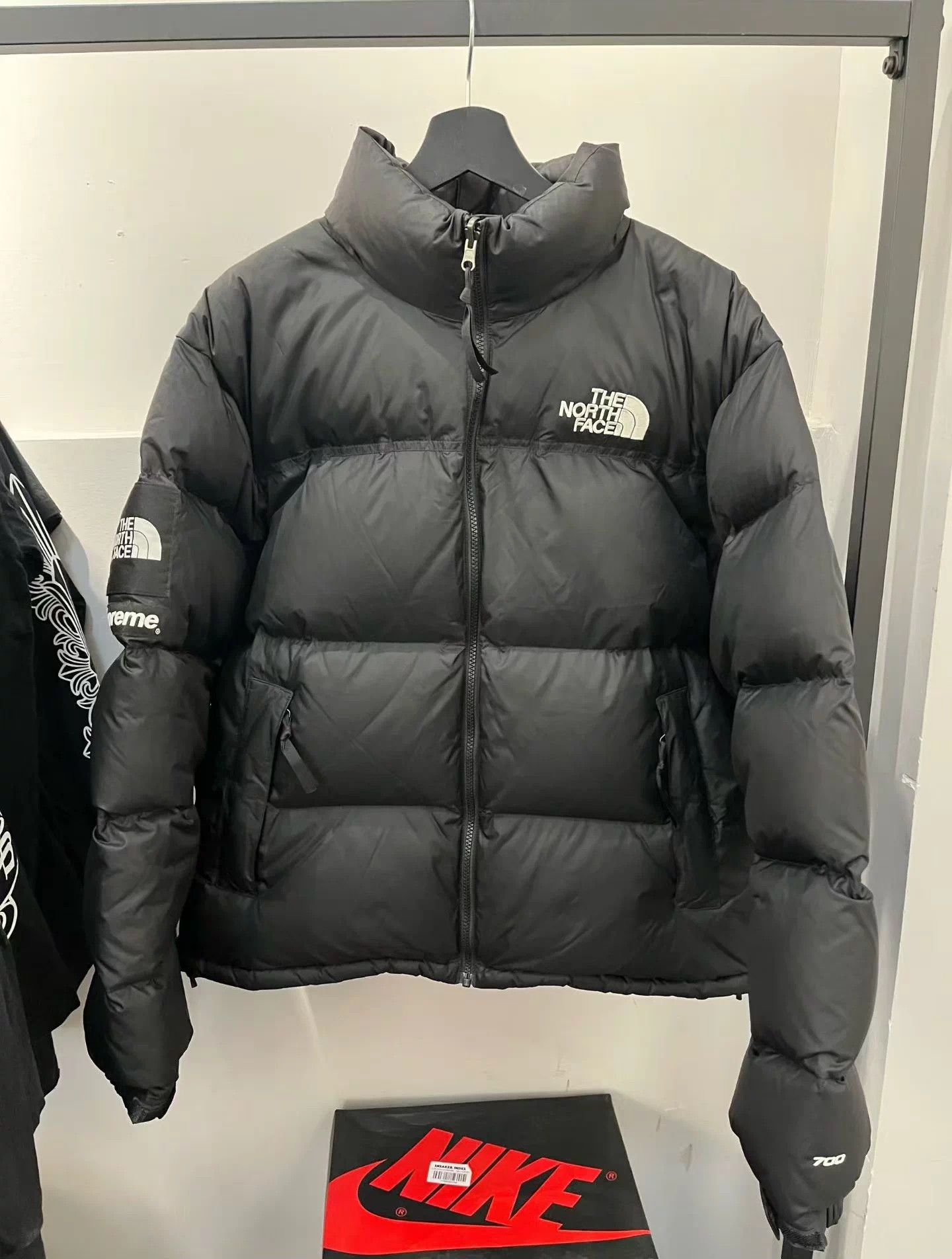 Supreme Supreme x TNF Zip Split Black Down Jacket L (9.5/10) Size US L / EU 52-54 / 3 - 1 Thumbnail