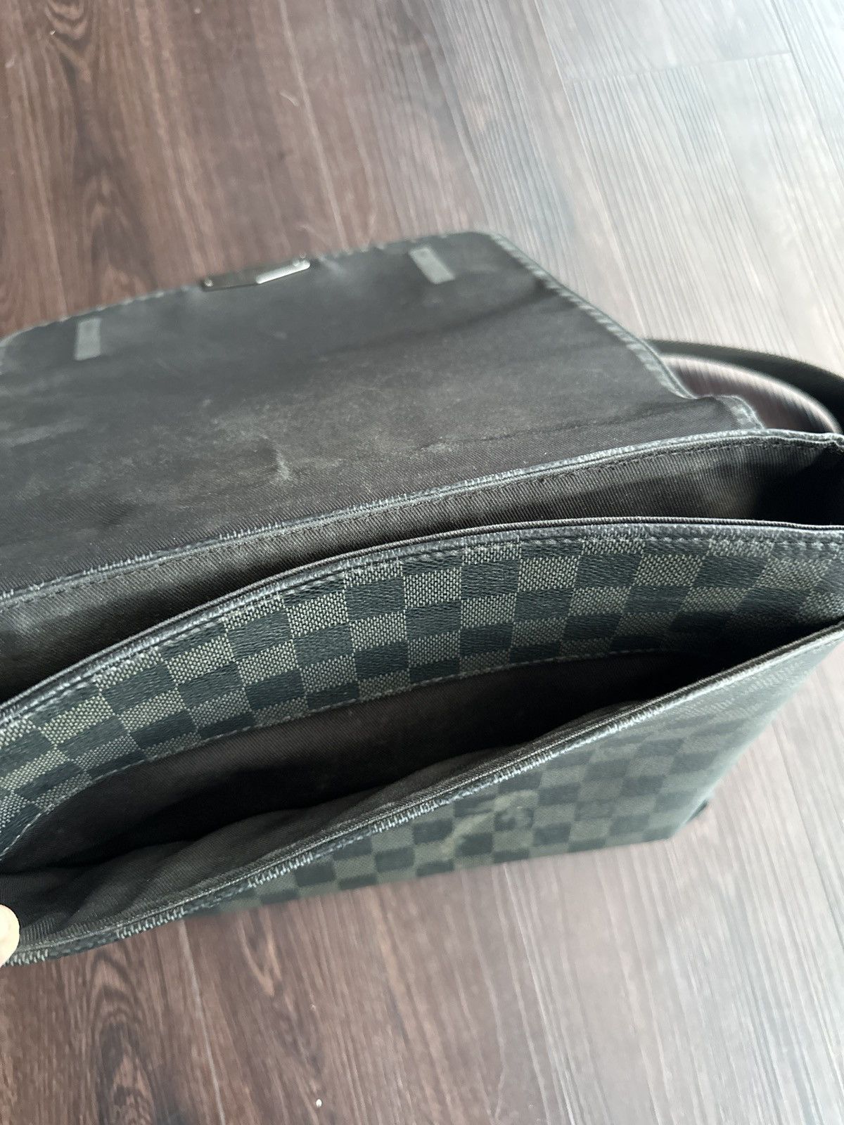 Louis Vuitton Louis Vuitton Damier Graphite Black Messenger Bag Size ONE SIZE - 6 Thumbnail
