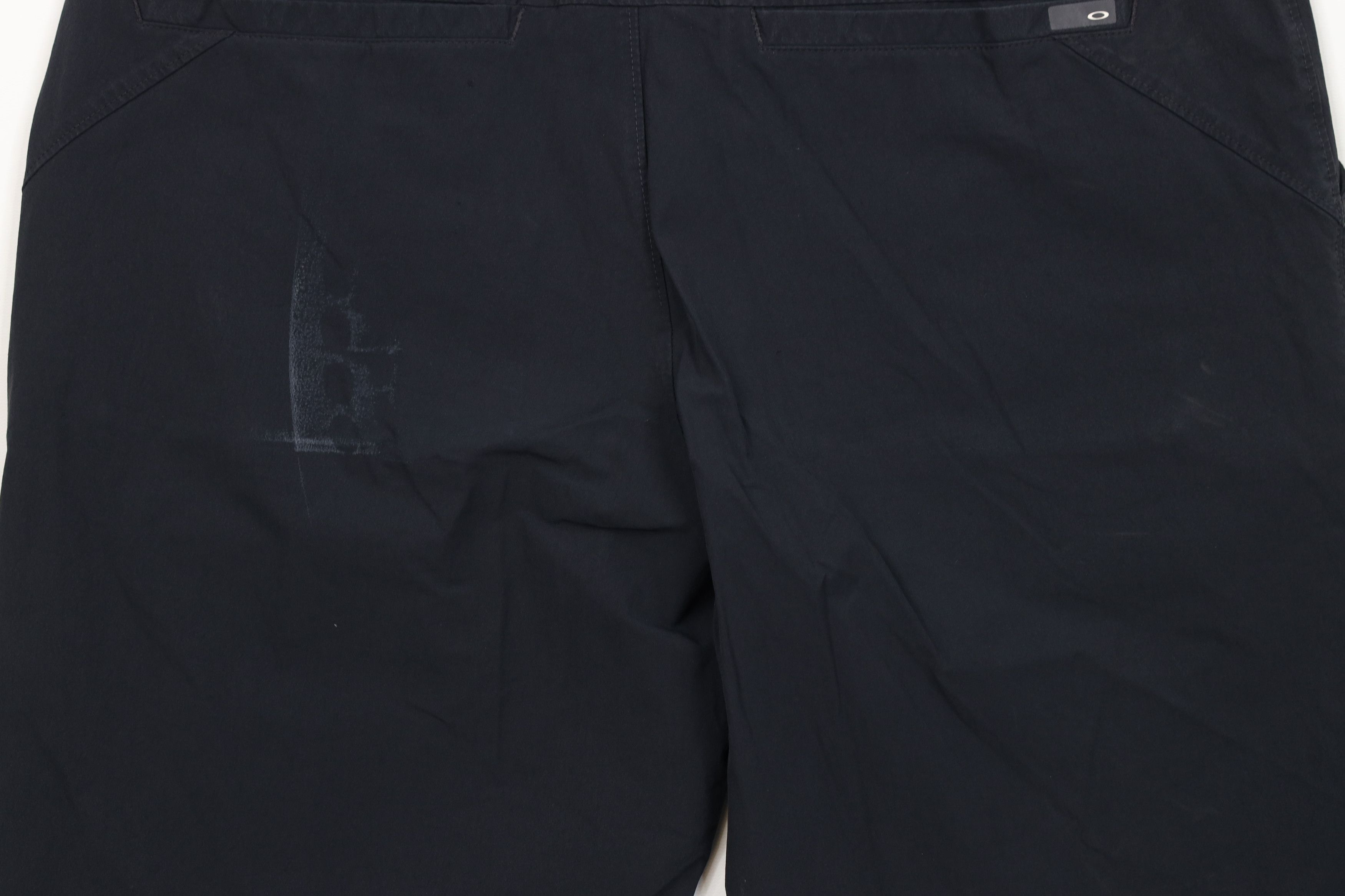 Oakley Vintage Oakley O Logo Above Knee Golf Chino Shorts Black Size US 34 / EU 50 - 13 Thumbnail