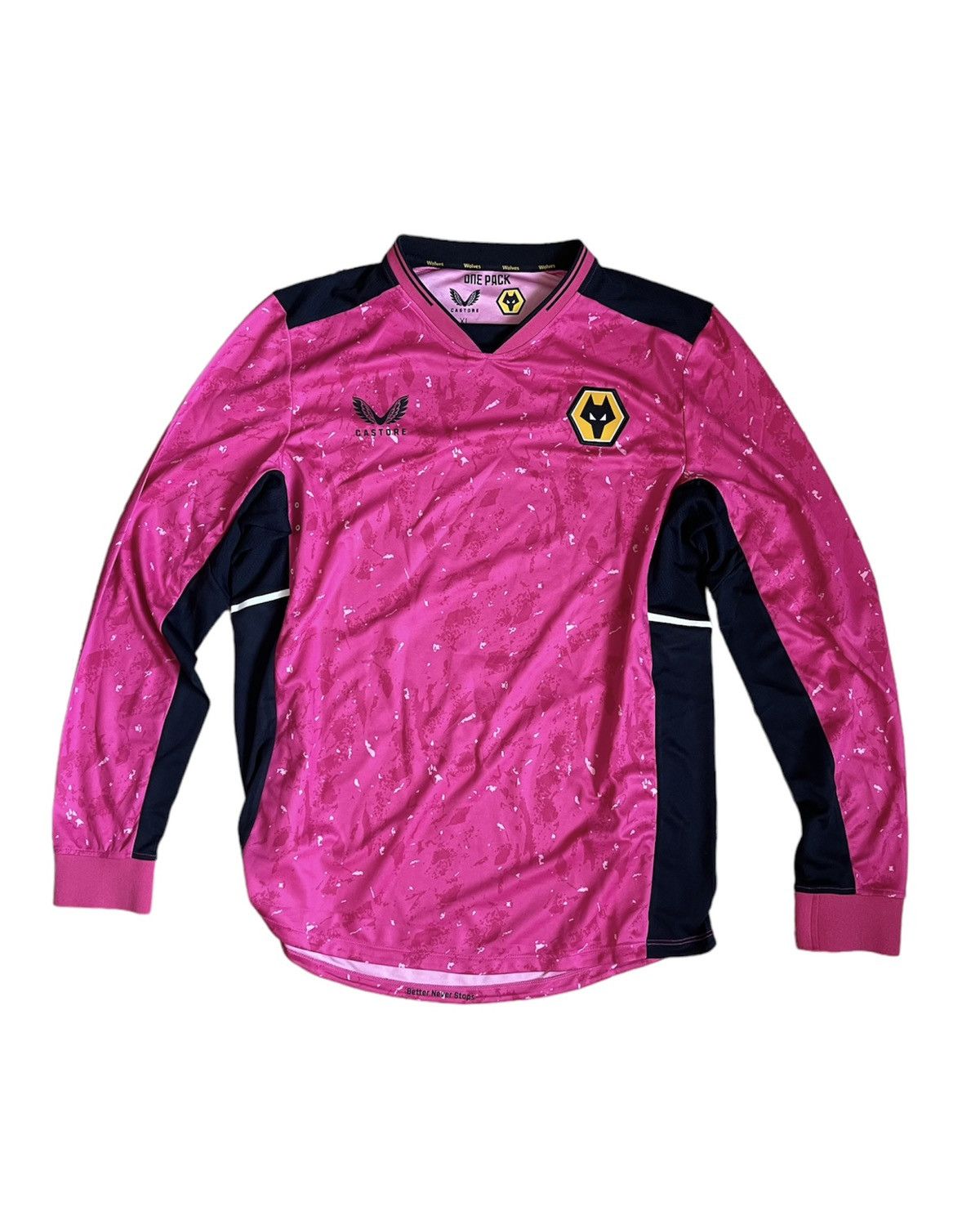 Other Castore Wolves pink long sleeve soccer jersey Size US M / EU 48-50 / 2 - 1 Thumbnail