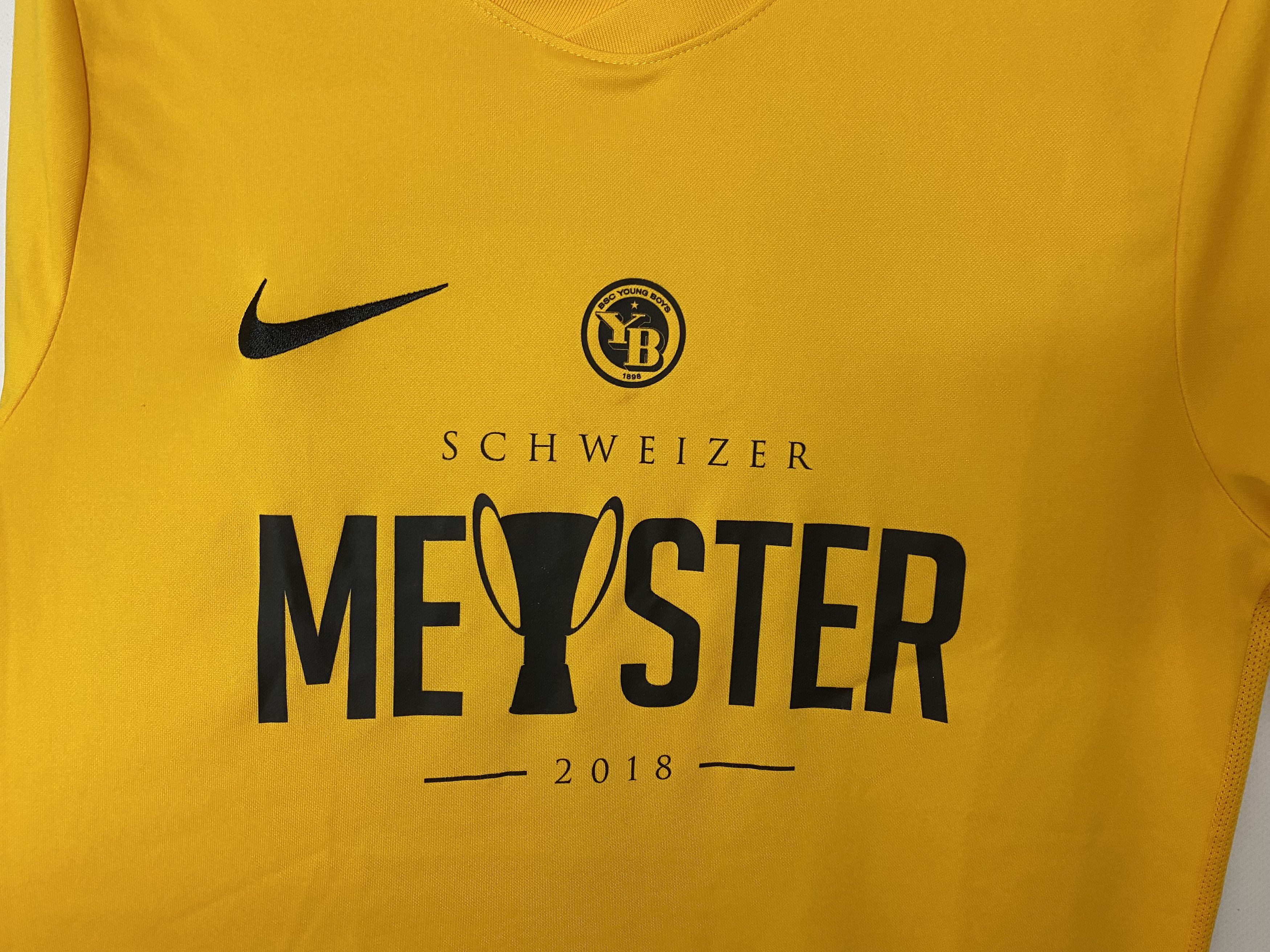 Fila × Nike BSC YOUNG BOYS MEISTER 2018 FOOTBALL SHIRT SOCCER JERSEY Size US M / EU 48-50 / 2 - 4 Thumbnail