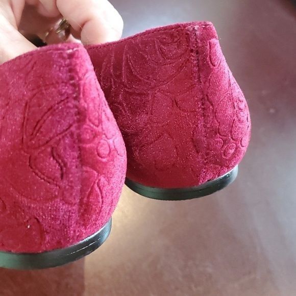 Anthropologie Anthropologie Marroon Velvet Design Slipon Sz 9 Loafers Shoe Size US 9 / IT 39 - 7 Thumbnail