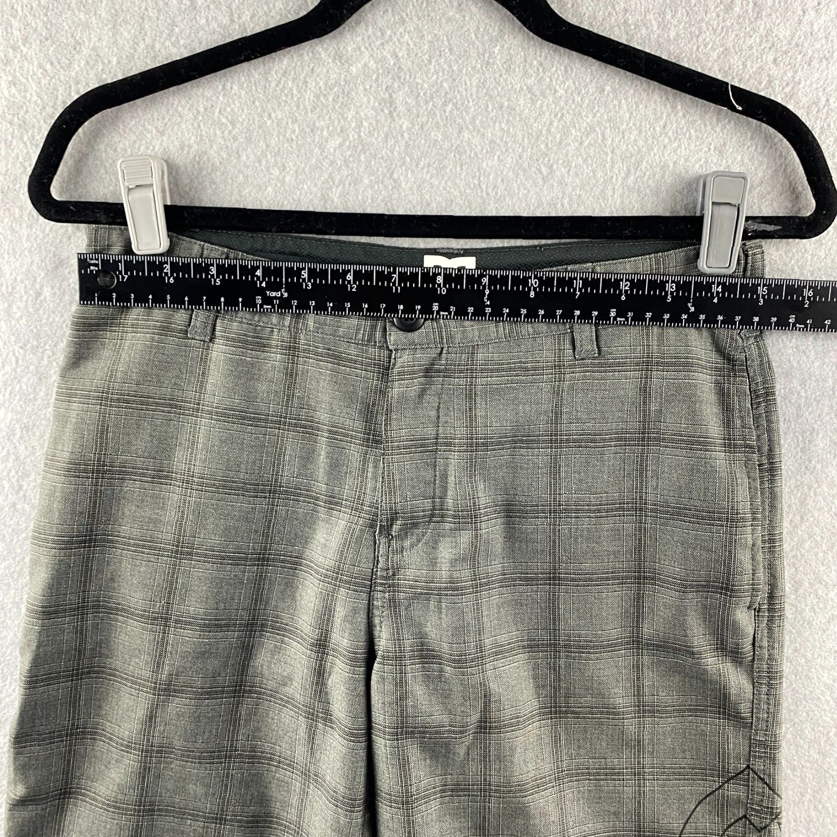 Vintage DC Shorts Mens 28 Gray Plaid Chino Embroidered Logo Zip Pockets Casual Comfort Size US 28 / EU 44 - 5 Thumbnail