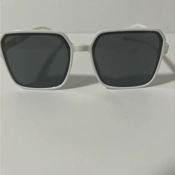 Other Chic White Square Sunglasses Size ONE SIZE - 2 Thumbnail