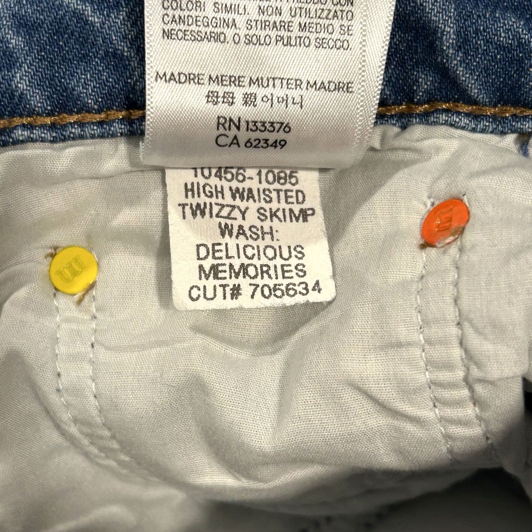 Vintage Mothe SNACKS! High Waisted Twizzy Skimp in Delicious Memories Jeans Women’s 27 Blue Denim Casual Regular 5-Pocket Designer Mom Jeans Womens Size 27" / US 4 / IT 40 - 8 Thumbnail