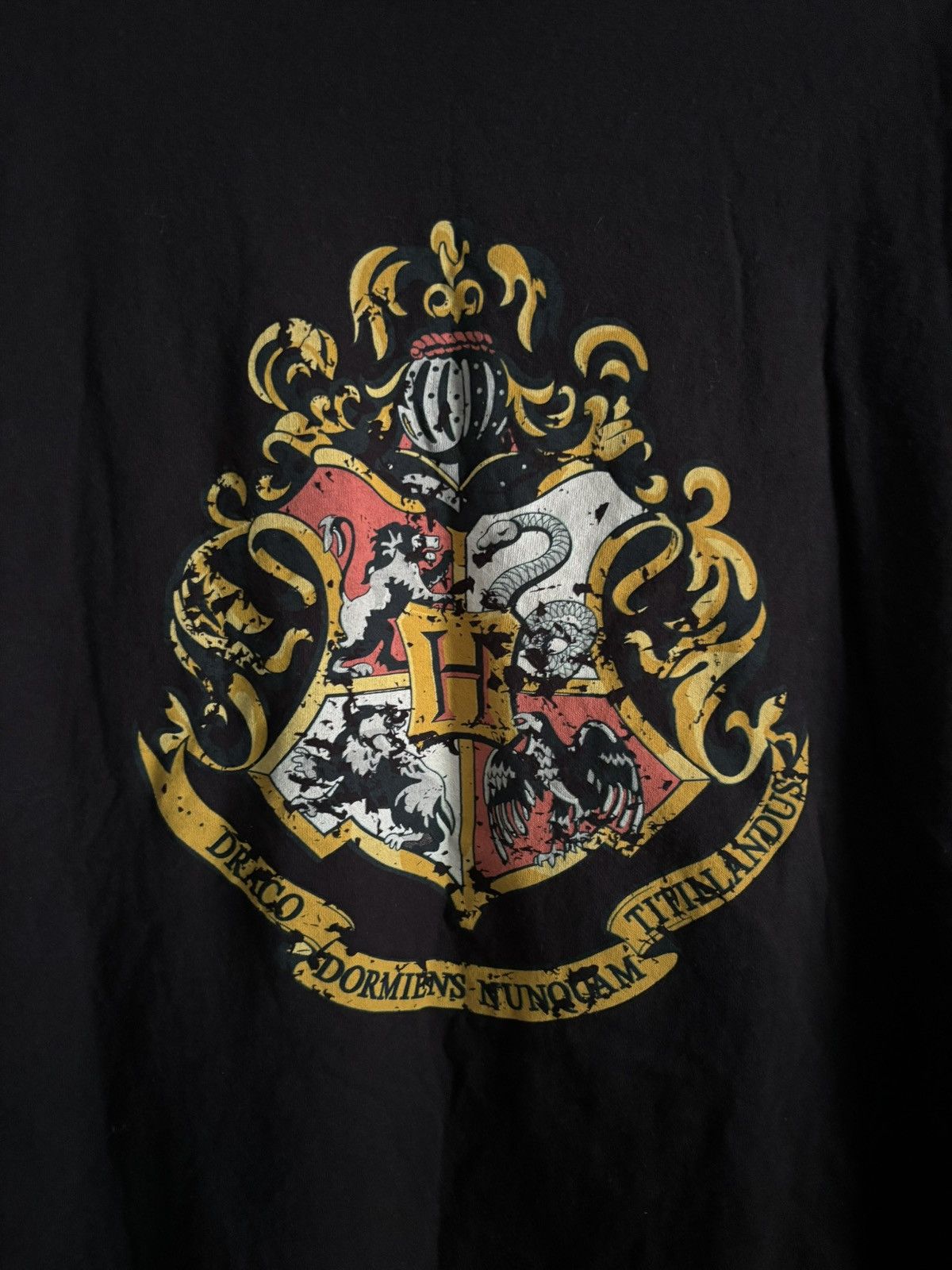 Vintage Vintage 2005 Harry Potter Crest Tee Size US L / EU 52-54 / 3 - 4 Thumbnail