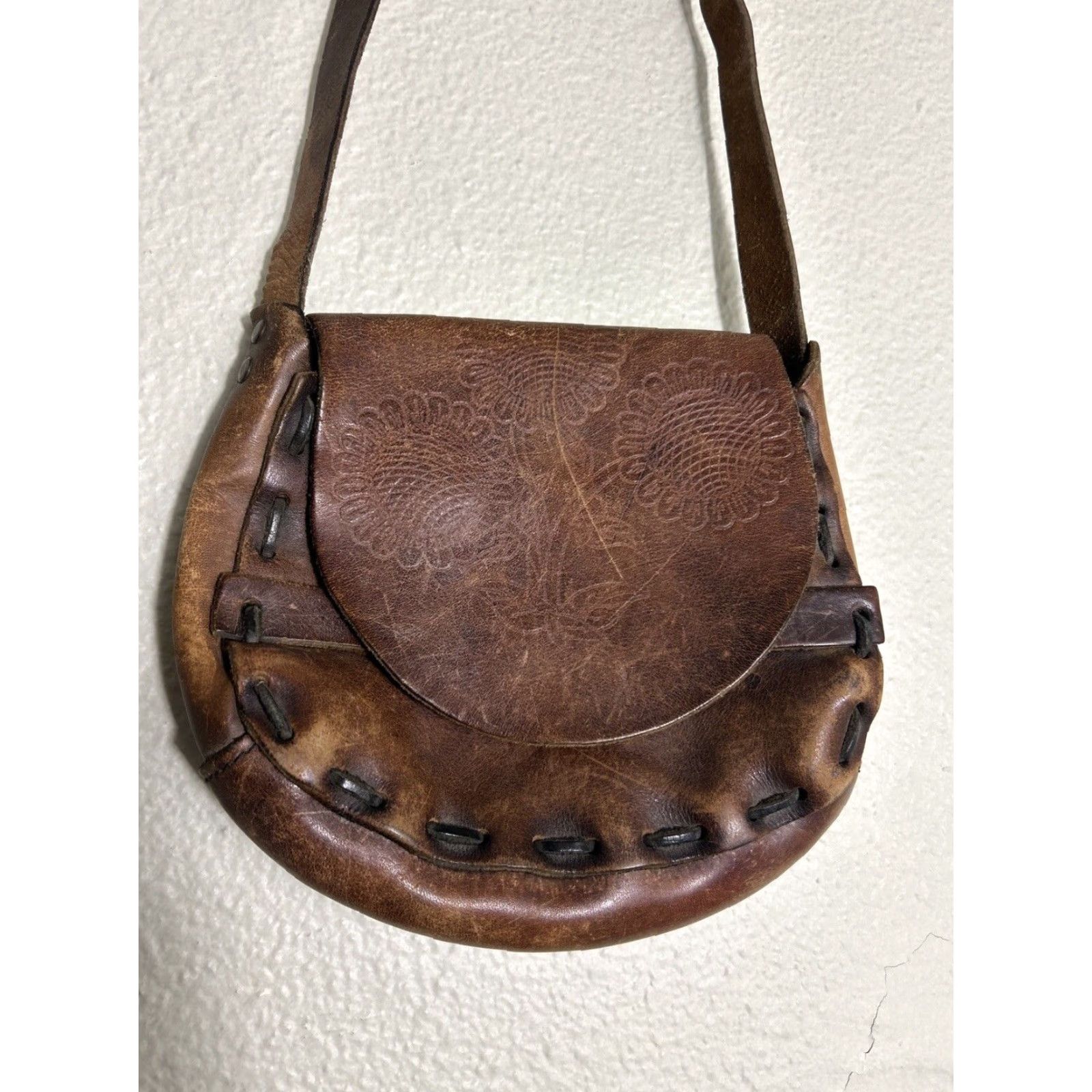 Vintage VINTAGE Brown Leather Small Crossbody Bag Purse Floral Embossed Women Adult Small Brown Floral Embossed Crossbody Bag Size ONE SIZE - 2 Thumbnail