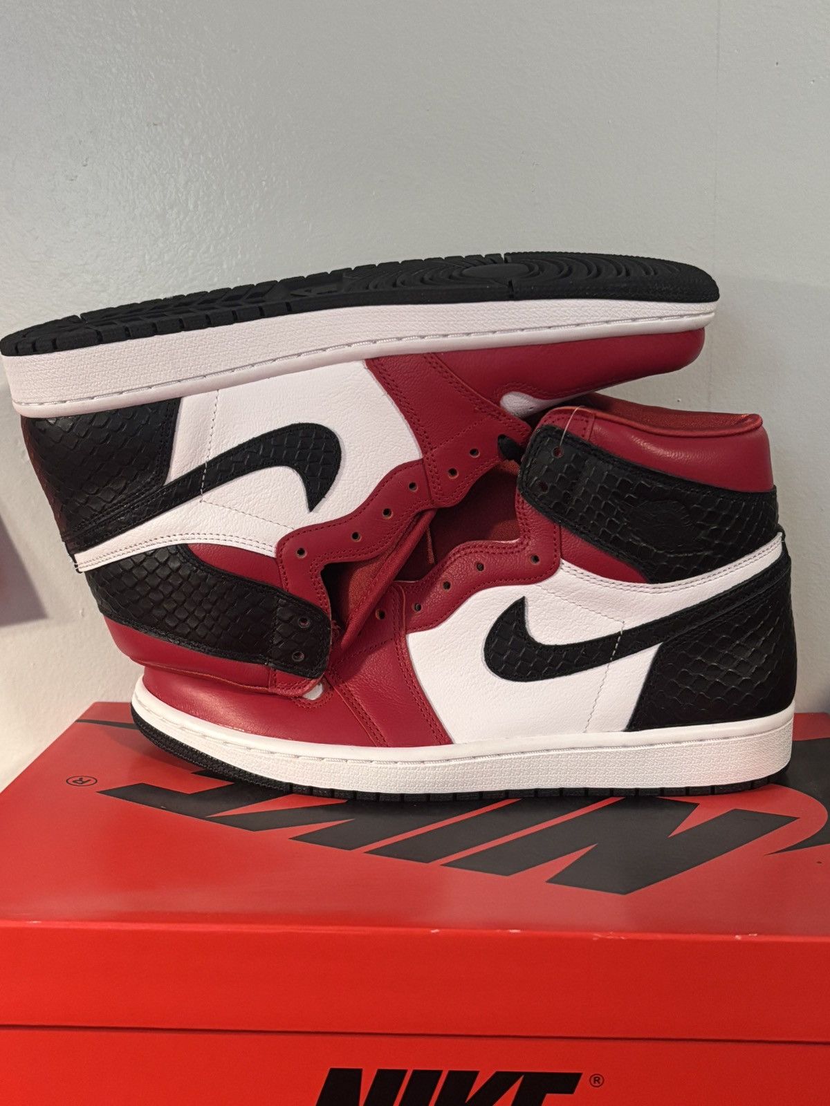 Jordan Brand Jordan 1 Retro High OG Satin Snake Chicago Sz 10W CD0461-601 Size US 10 / IT 40 - 1 Thumbnail