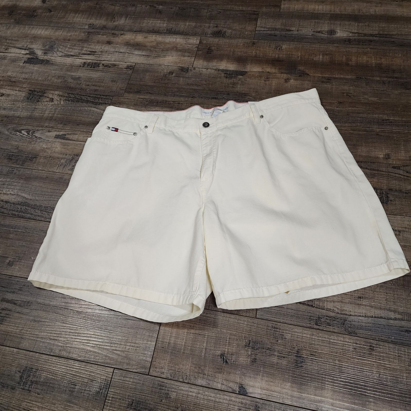 Tommy Hilfiger NWT Tommy Hilfiger womens bermuda shorts offwhite sz20 2369 Size 42" / US 20 - 1 Thumbnail