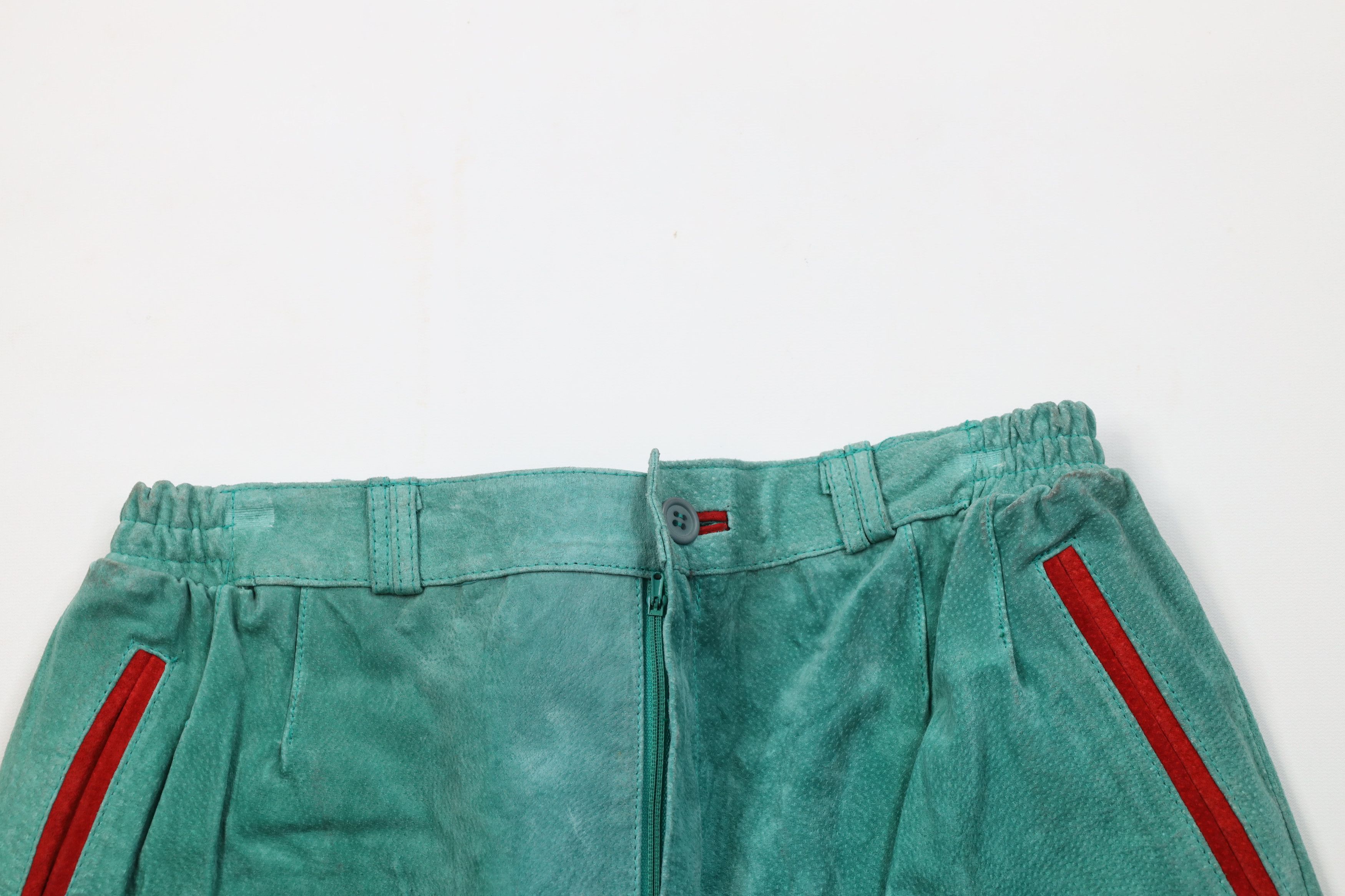 Vintage Vintage 90s Streetwear Suede Leather Shorts Green Red Size US 32 / EU 48 - 2 Thumbnail