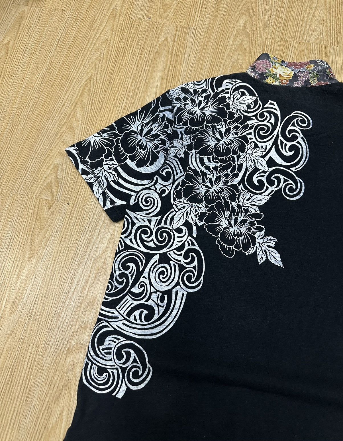 Karakuri Tamashii Vintage Sukajan Art Flower Koi Tshirt A891 Size US L / EU 52-54 / 3 - 4 Thumbnail