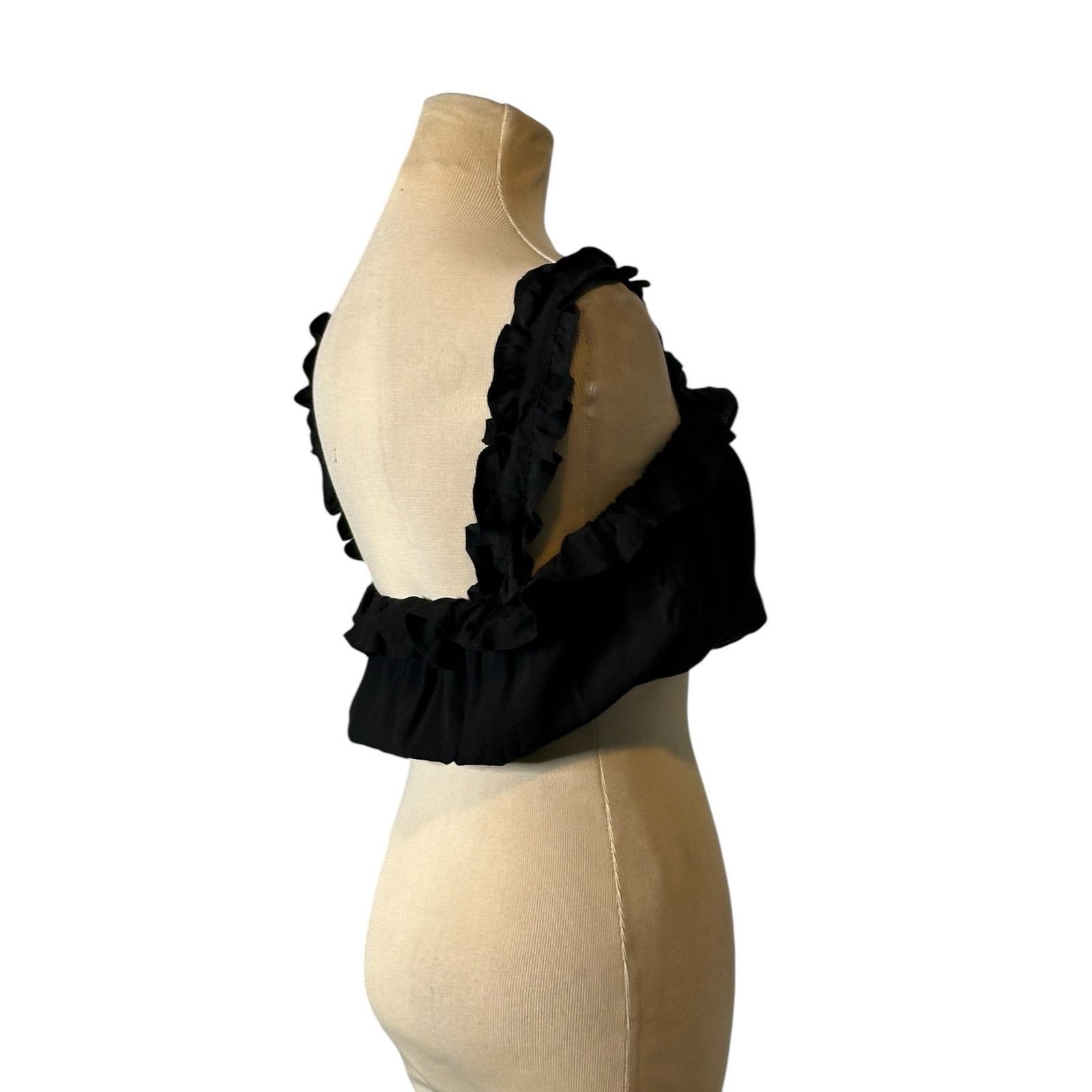 Forever 21 Forever 21 black ruffle straps crop top size small Size S / US 4 / IT 40 - 4 Thumbnail