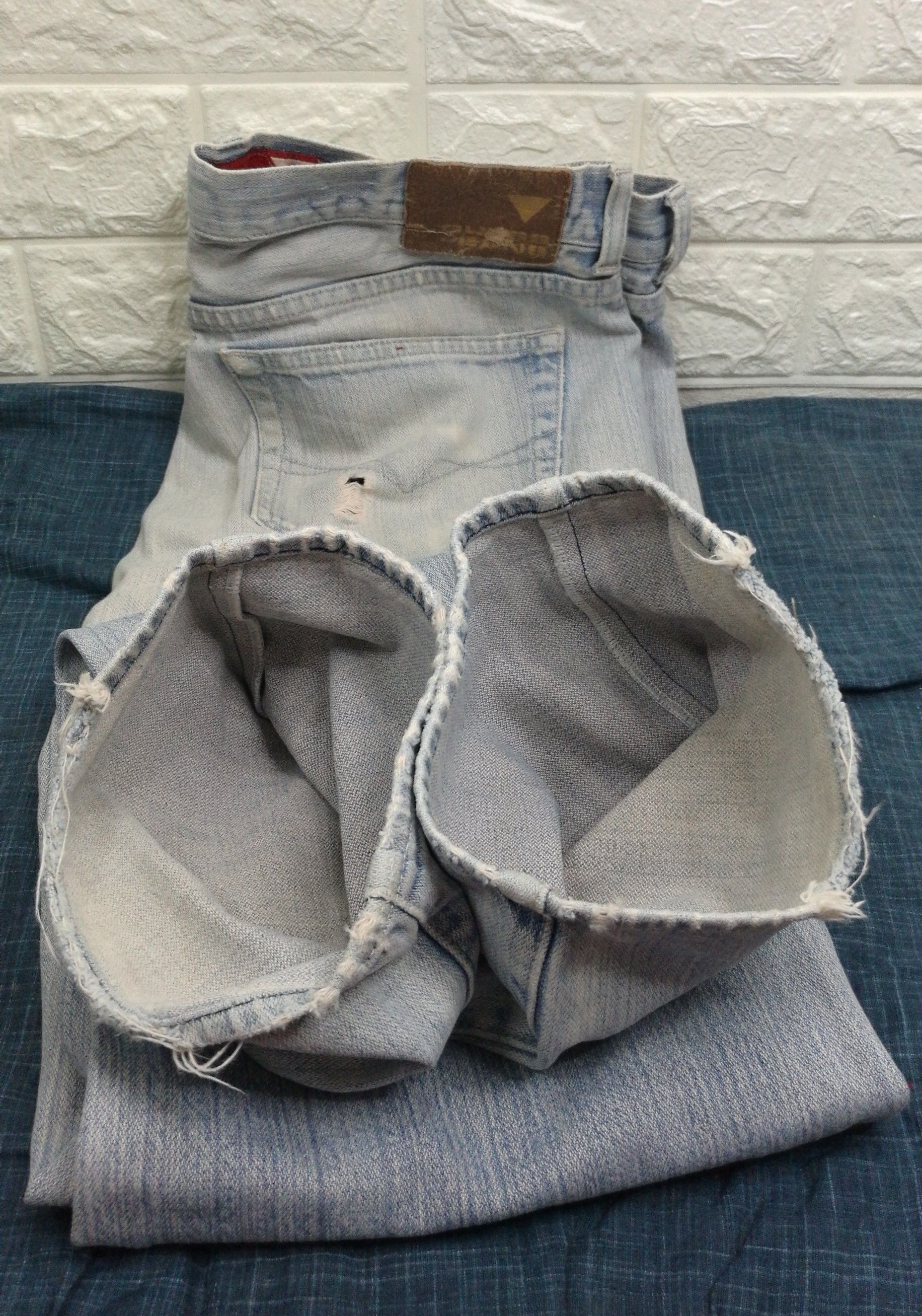 Guess Vintage Guess Light Wash Jeans Distressed Denim Size US 36 / EU 52 - 14 Thumbnail