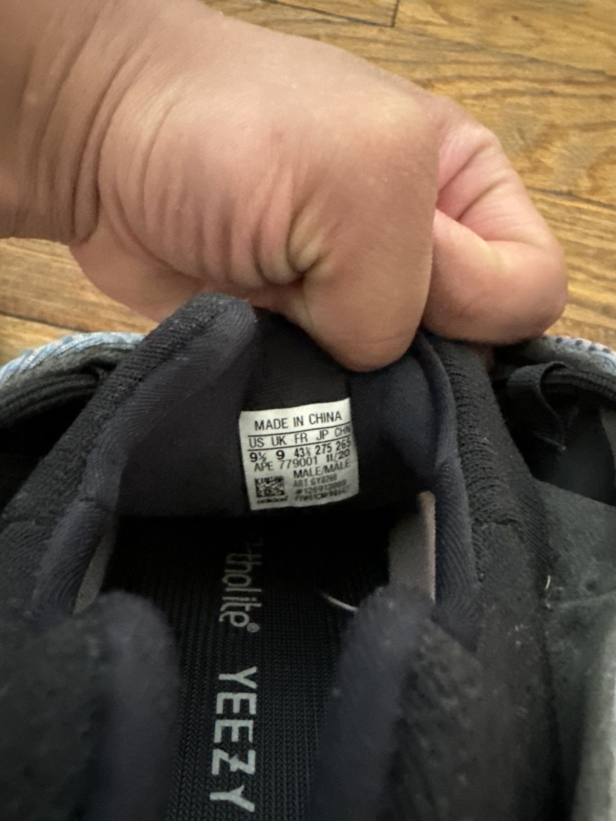 Adidas Adidas YEEZY 700 v3 Size US 9.5 / EU 42-43 - 3 Thumbnail