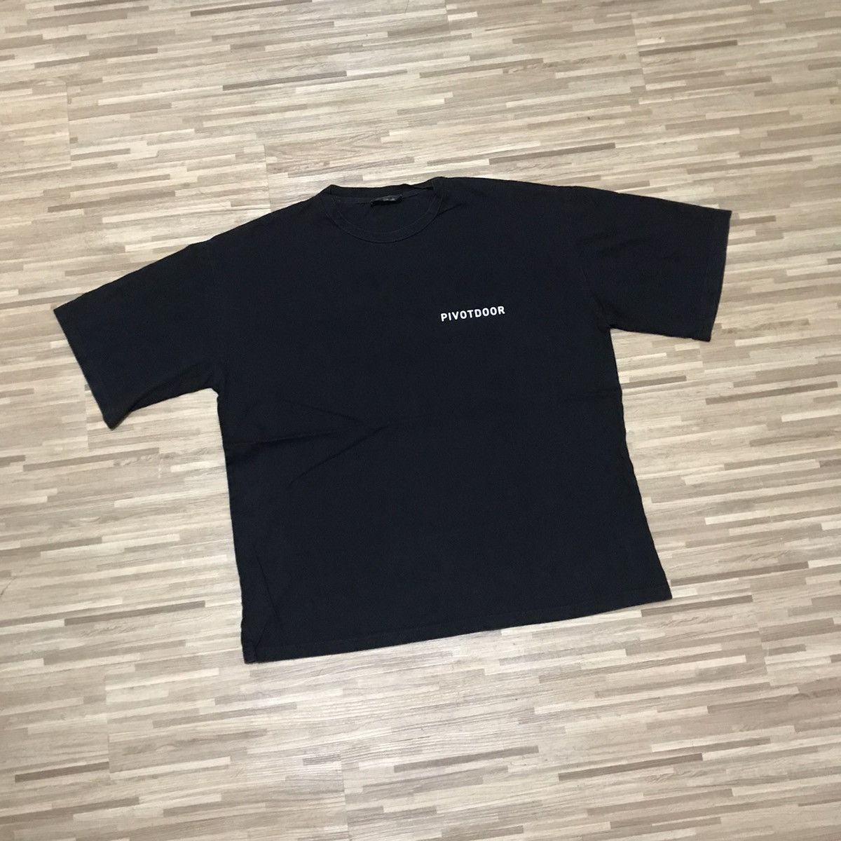PIVOT DOOR BASE IN TOKYO SHIBUYA PRODUCT PD0000 RARE TEE