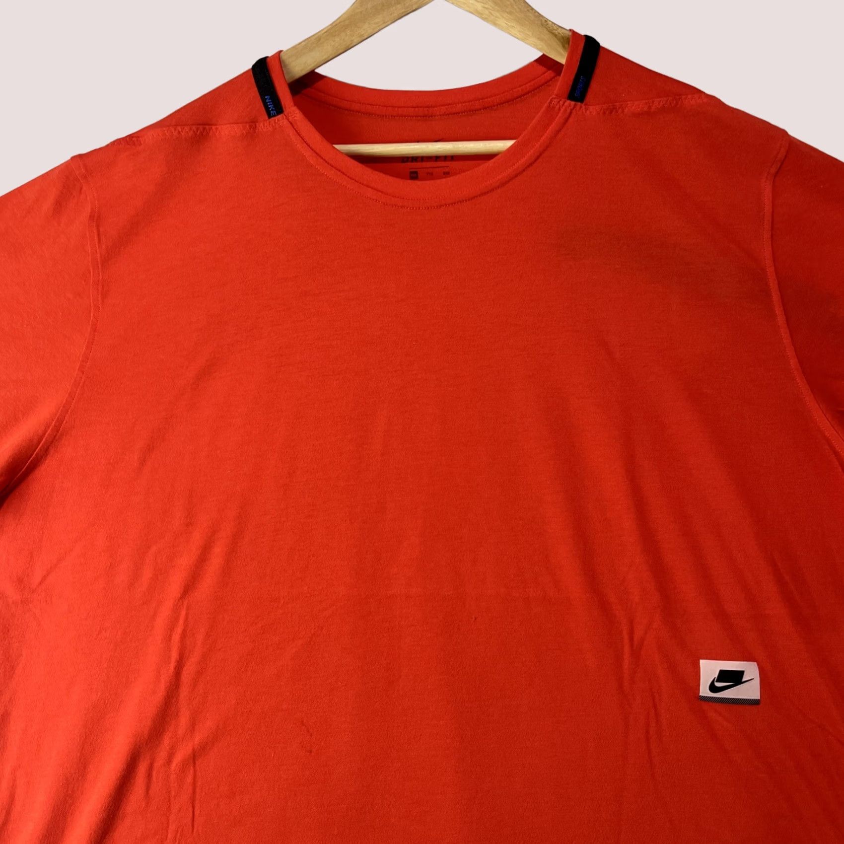 Nike Nike Sportswear T-Shirt Red Short Sleeve Men XXL, Dri-Fit, Logo, Crew Neck, Regular Fit, Worn Flaws Size US XXL / EU 58 / 5 - 1 Thumbnail