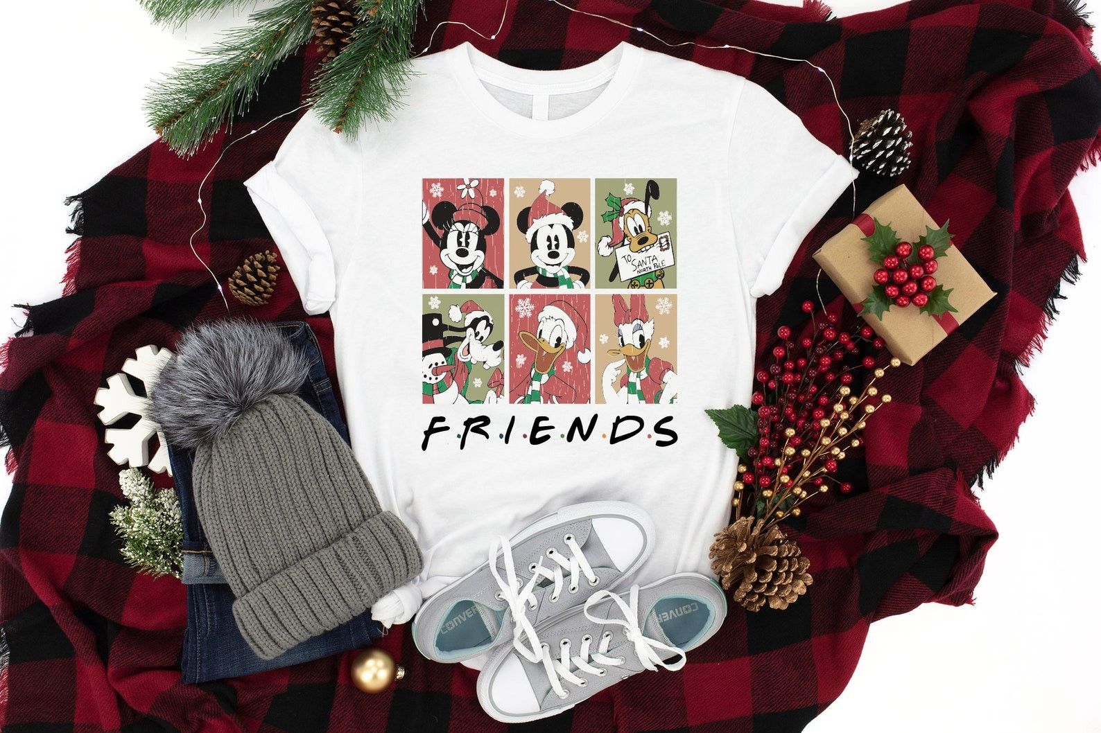 Designer × The Unbranded Brand Friends Christmas Shirt, Polaroid Christmas Shirt Size XL / US 12-14 / IT 48-50 - 1 Thumbnail
