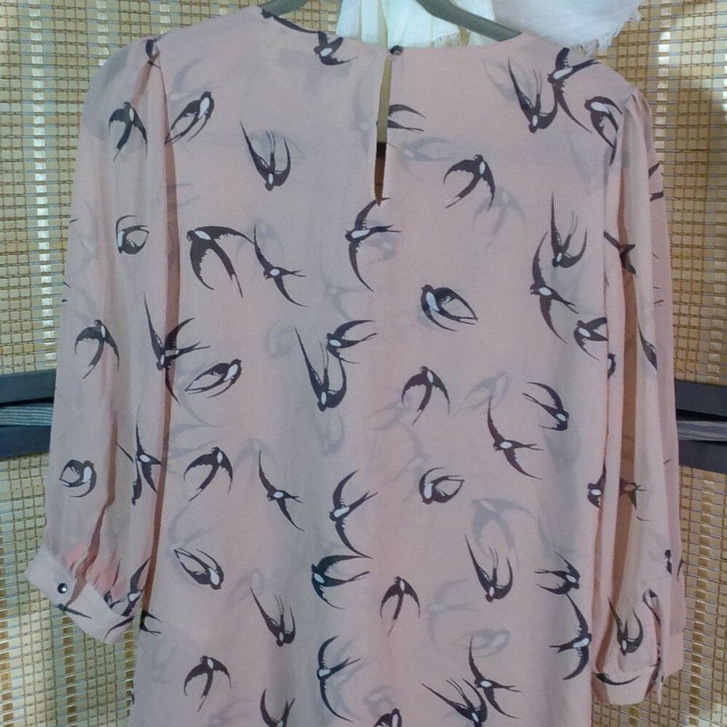 Banana Republic Banana Republic Light Pink with Swallow Print Keyhole Blouse Size XS / US 0-2 / IT 36-38 - 2 Thumbnail