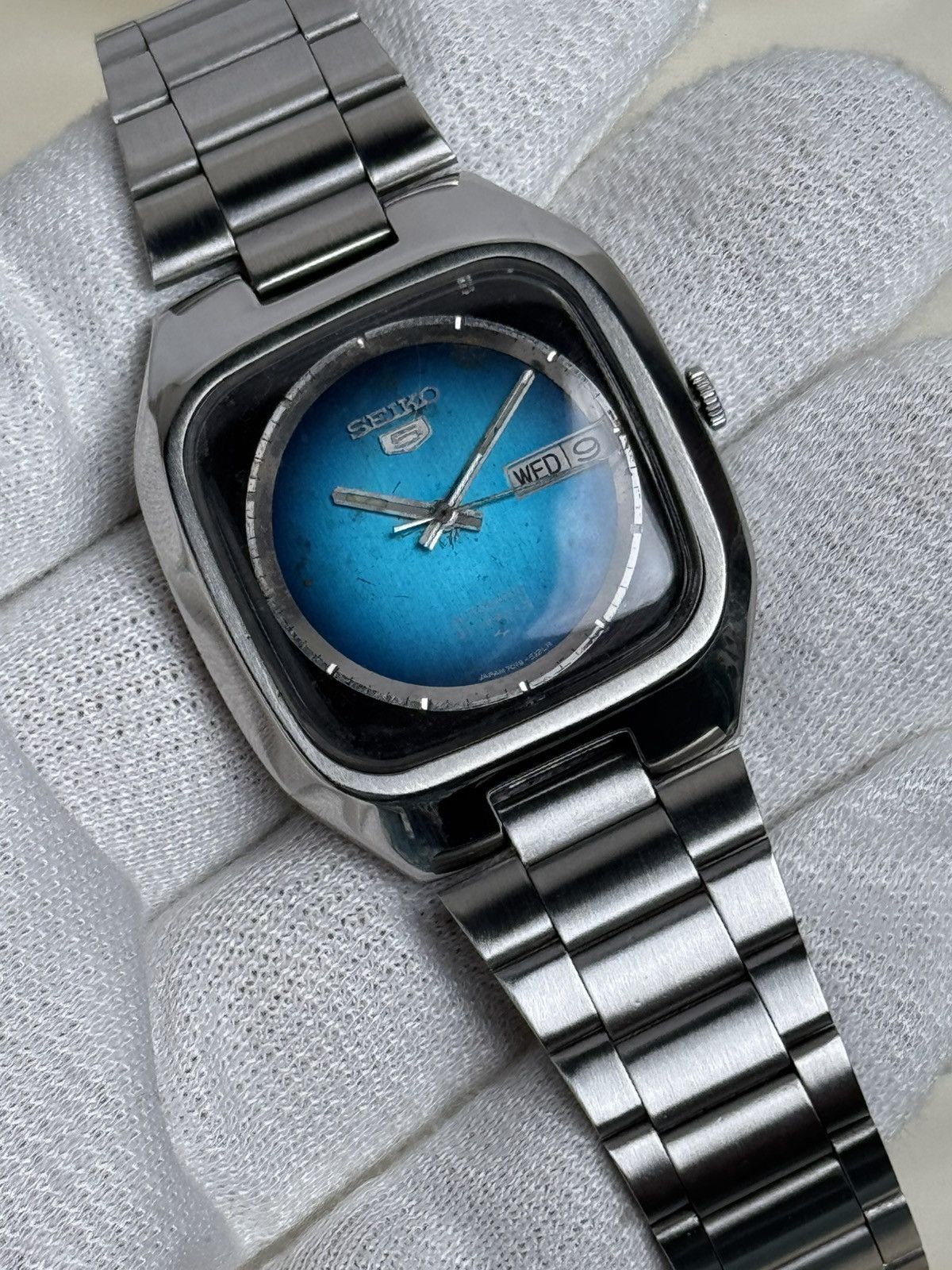 Seiko Seiko 5 Japan Vintage TV Case Blue Fade Dial 21J Automatic Size 36 - 15 Thumbnail