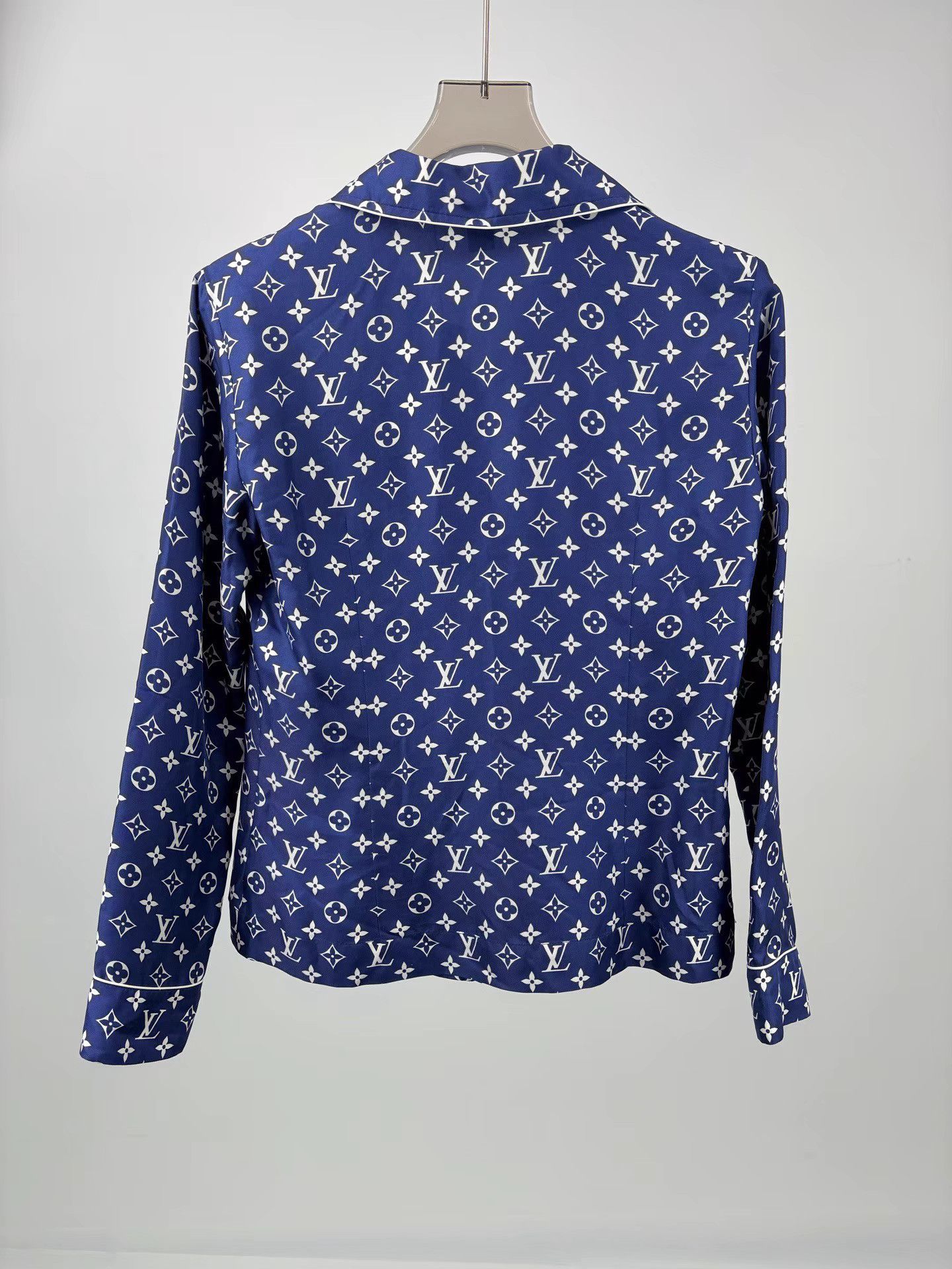 Louis Vuitton LOUIS VUITTON LV Monogram Silk Shirt Size XS / US 0-2 / IT 36-38 - 2 Thumbnail