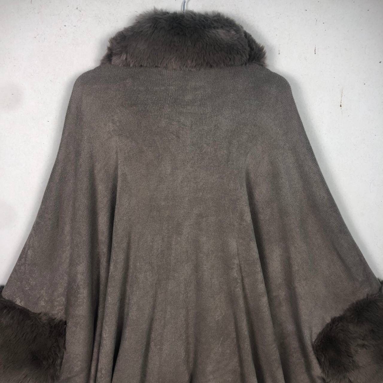Japanese Brand Vintage Faux Fur Trim Knit Cape Poncho Jacket OS⁠ Size US L / EU 52-54 / 3 - 7 Thumbnail