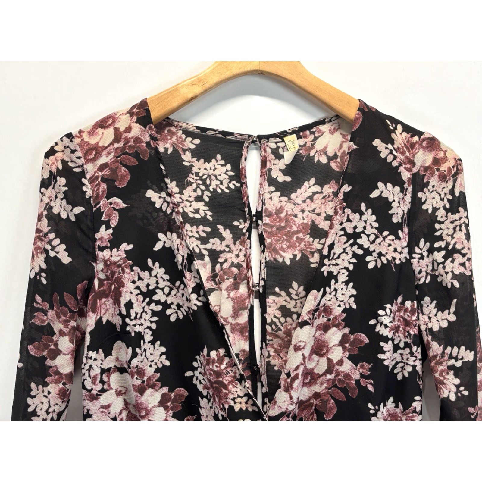 Free People Free People Float Away Button Back Long Sleeve Romper Floral Mini Womens Size XS Size XS / US 0-2 / IT 36-38 - 2 Thumbnail