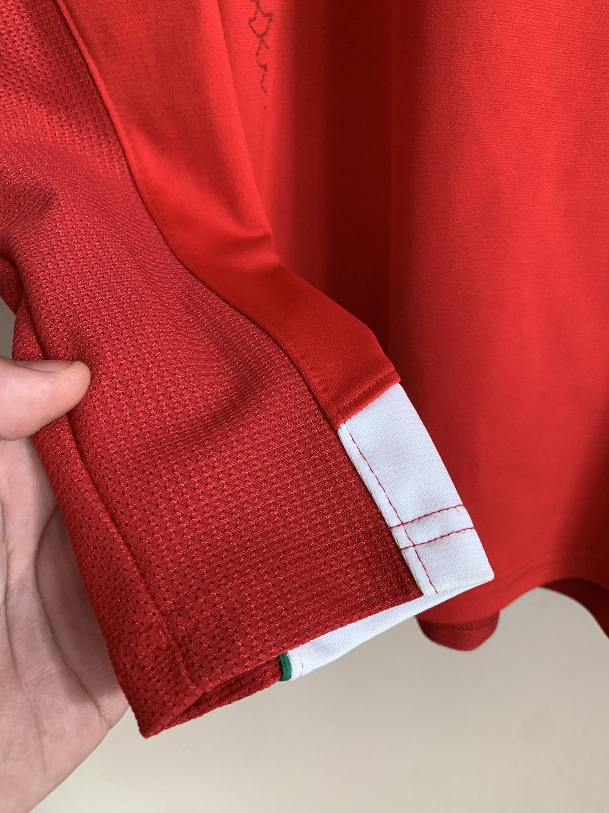 Under Armour Wales Home Rugby Union Long Sleeve Shirt Under Armour Sz S Size US S / EU 44-46 / 1 - 6 Thumbnail