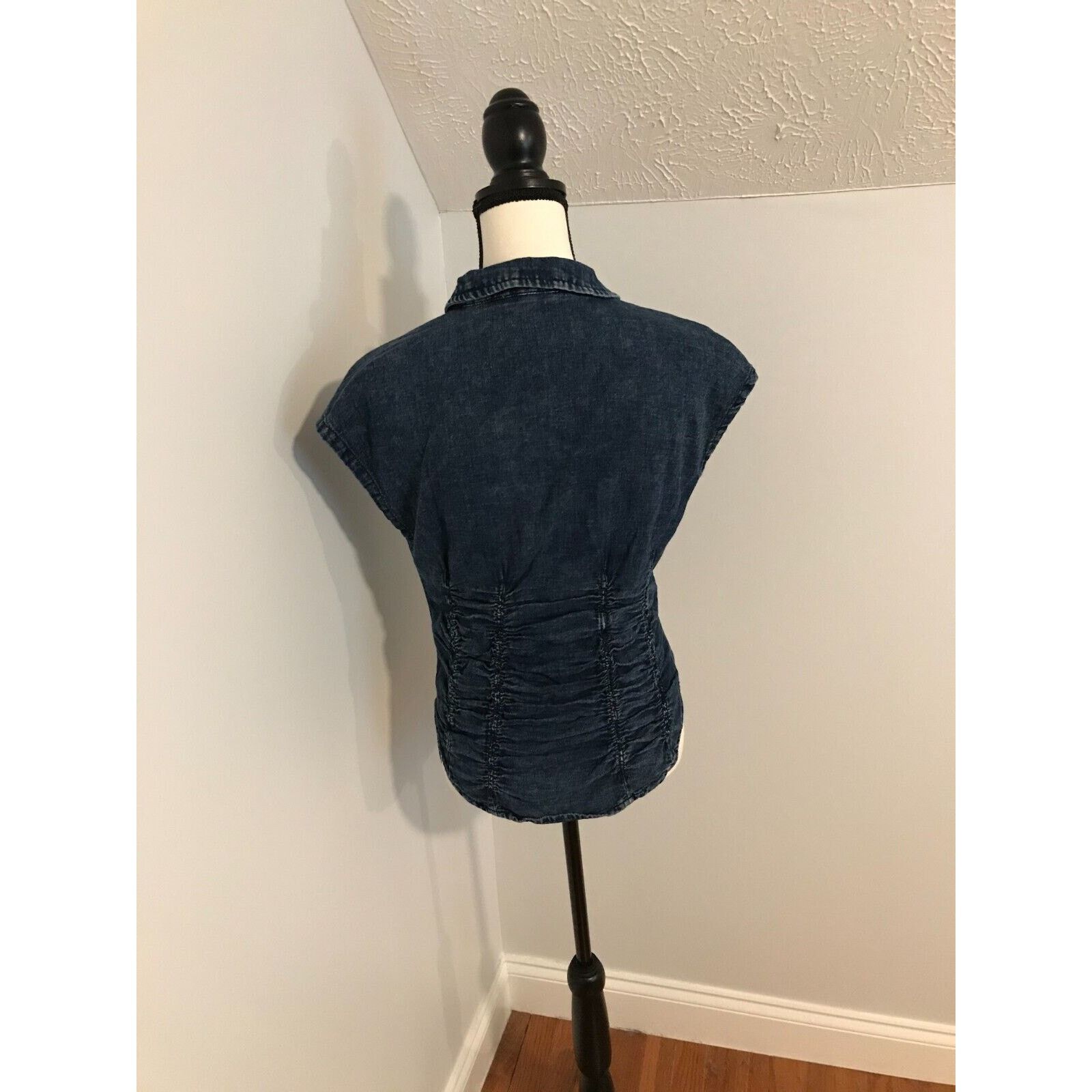 Anthropologie Anthropologie Pilcro Ruched Denim Blue Short-Sleeve Blouse Size S / US 4 / IT 40 - 3 Thumbnail