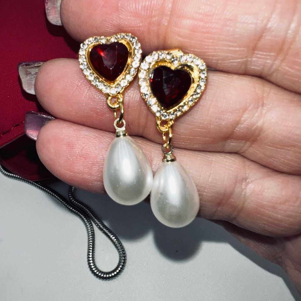 Other Gold Tone With Red Heart Crystal Faux Pearl Dangle Earrings Size ONE SIZE - 1 Thumbnail