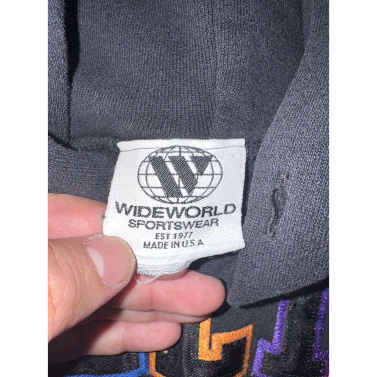 Vintage VINTAGE Wide World Sportswear Hoodie Black S Mens Illini Spellout Patch 90s Retro Embroidered Kangaroo Pocket - Heavyweight Crew Neck Pullover Size US S / EU 44-46 / 1 - 3 Thumbnail